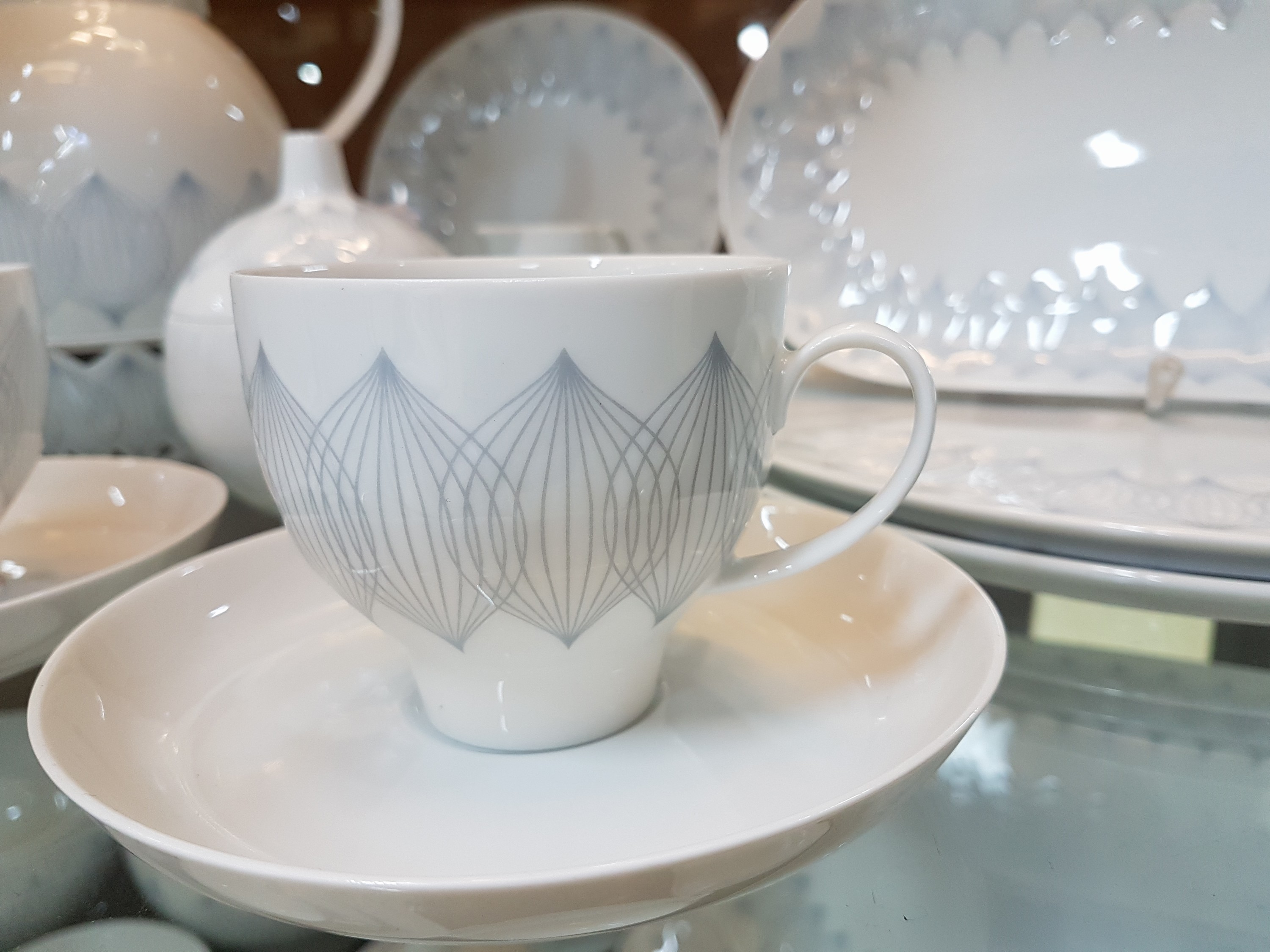Detail c: Kaffee- und Speiseservice, Rosenthal studio-linie, Entwurf Björn Wiinblad, 1970er Jahre, Modell Lotus grau, 2 Kannen (ein Deckel fehlt), 2 ...