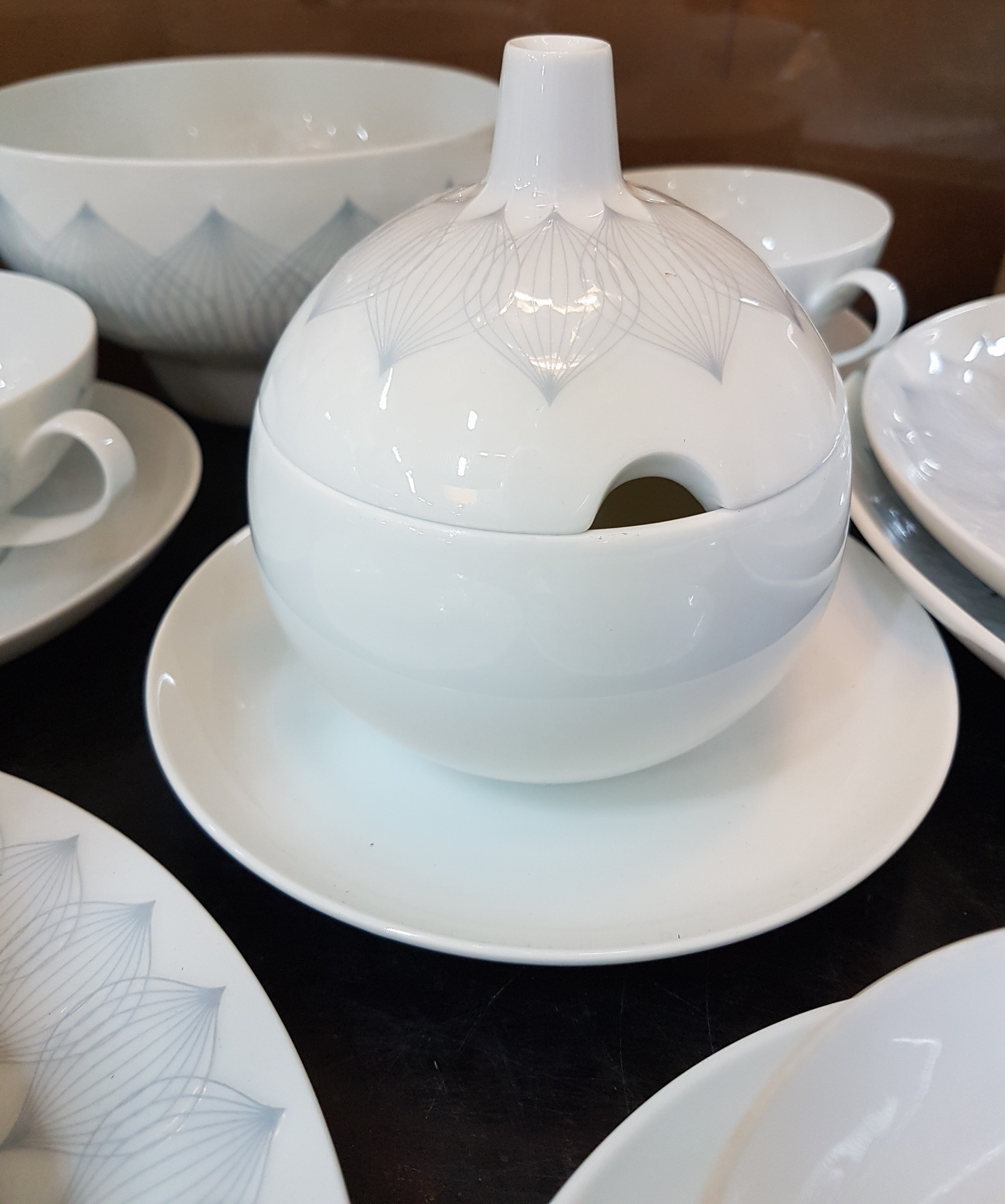 Detail e: Kaffee- und Speiseservice, Rosenthal studio-linie, Entwurf Björn Wiinblad, 1970er Jahre, Modell Lotus grau, 2 Kannen (ein Deckel fehlt), 2 ...