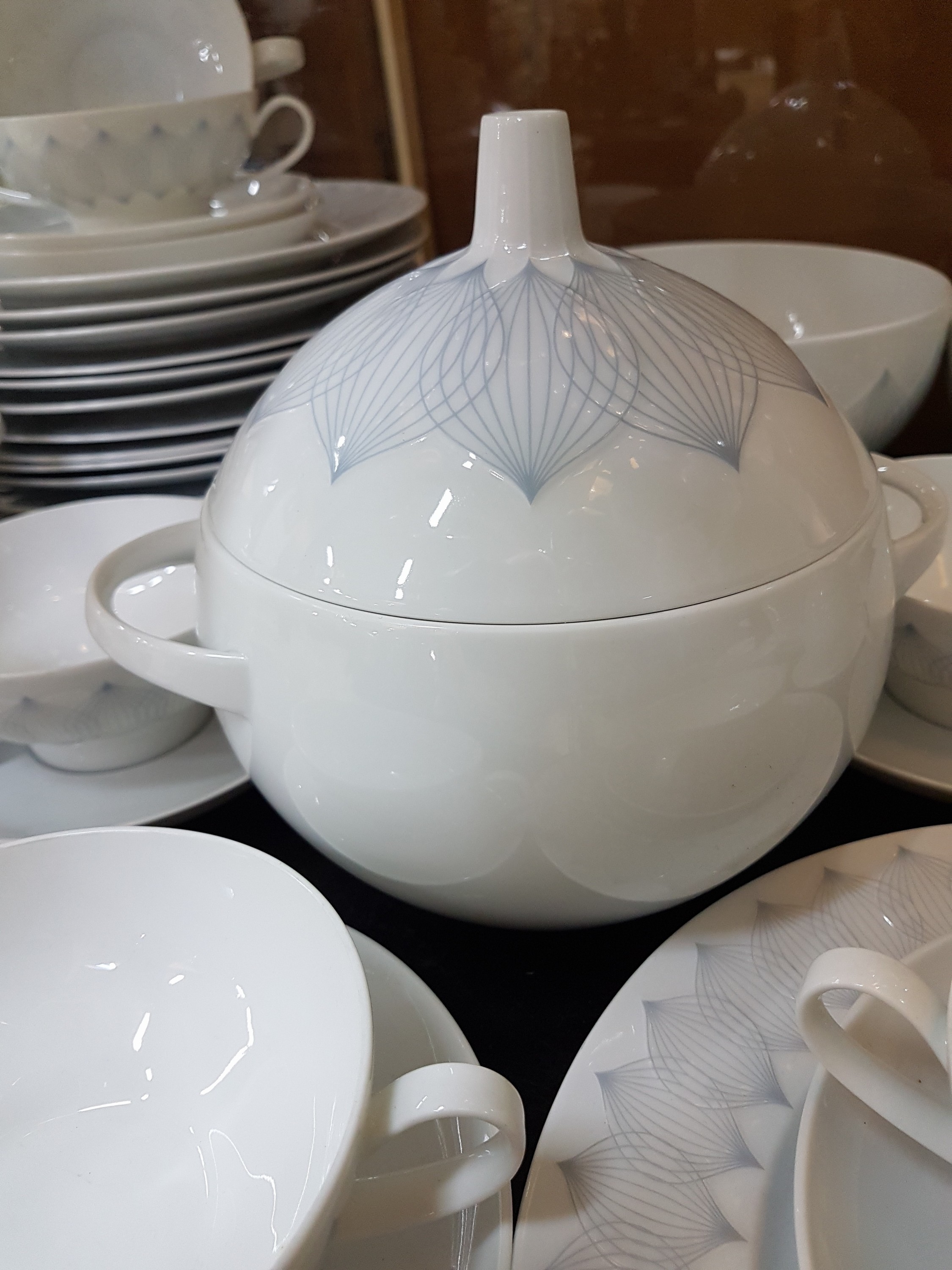 Detail g: Kaffee- und Speiseservice, Rosenthal studio-linie, Entwurf Björn Wiinblad, 1970er Jahre, Modell Lotus grau, 2 Kannen (ein Deckel fehlt), 2 ...