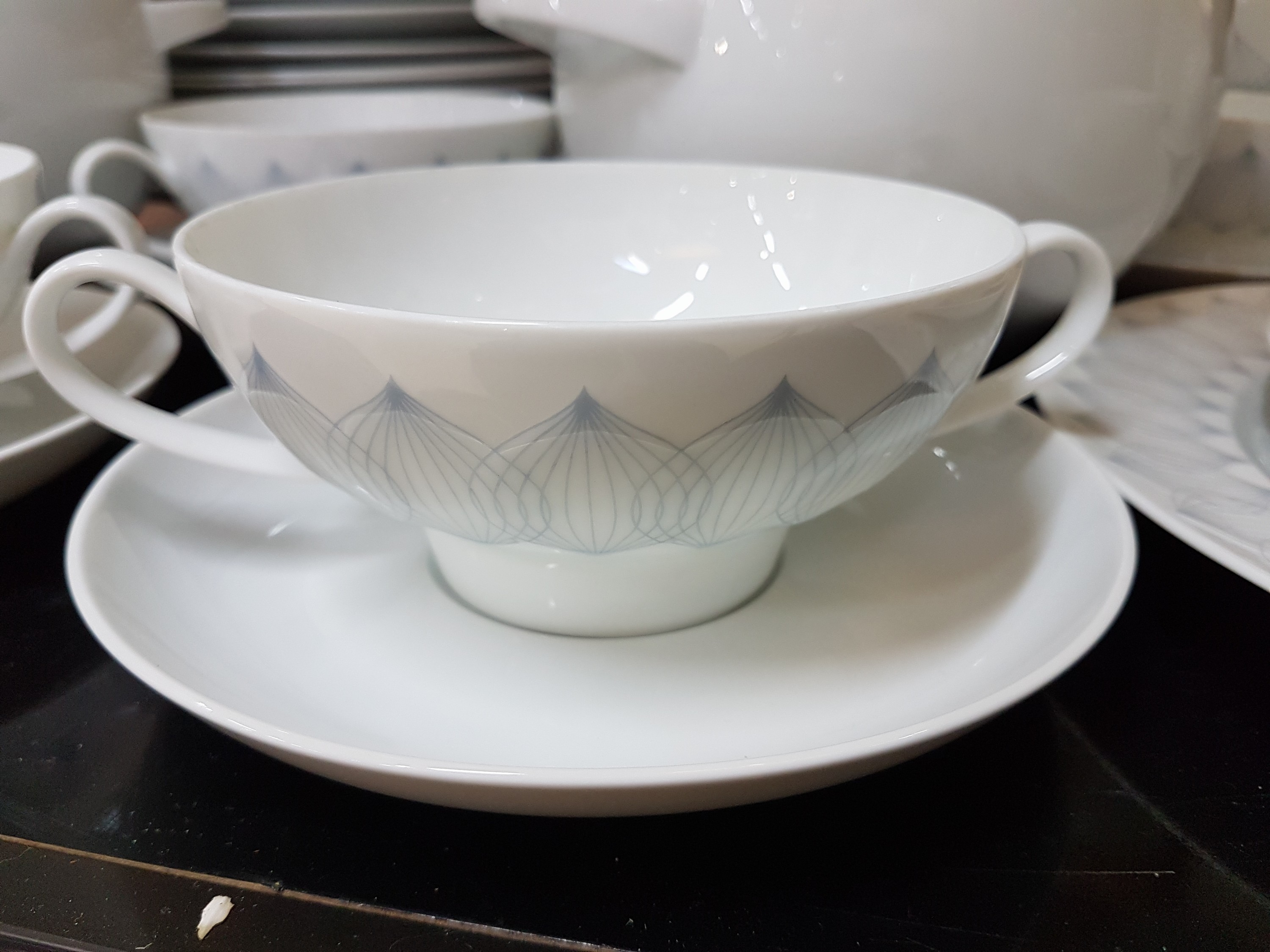 Detail h: Kaffee- und Speiseservice, Rosenthal studio-linie, Entwurf Björn Wiinblad, 1970er Jahre, Modell Lotus grau, 2 Kannen (ein Deckel fehlt), 2 ...