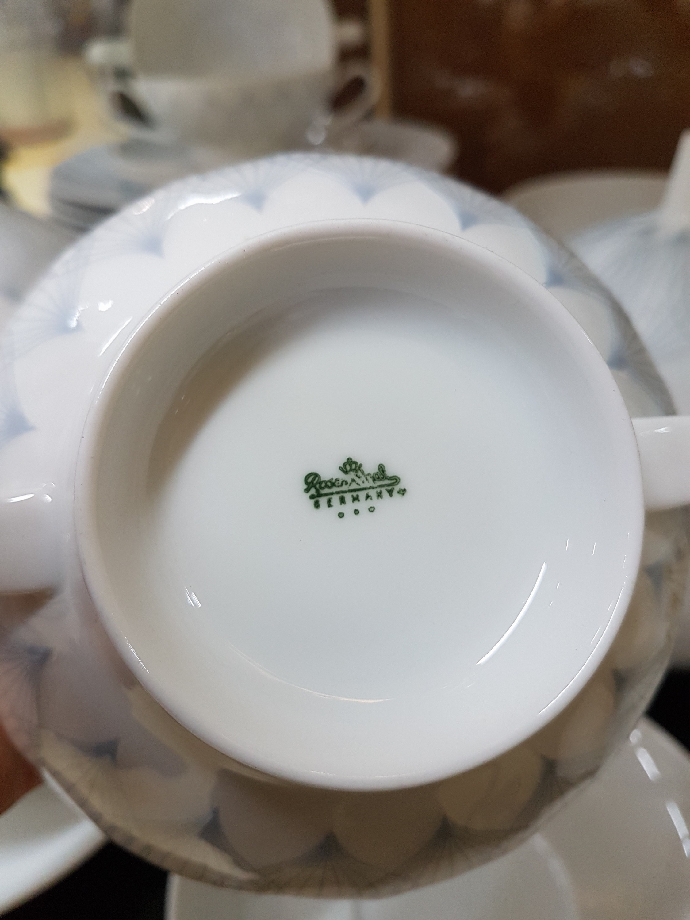 Detail i: Kaffee- und Speiseservice, Rosenthal studio-linie, Entwurf Björn Wiinblad, 1970er Jahre, Modell Lotus grau, 2 Kannen (ein Deckel fehlt), 2 ...