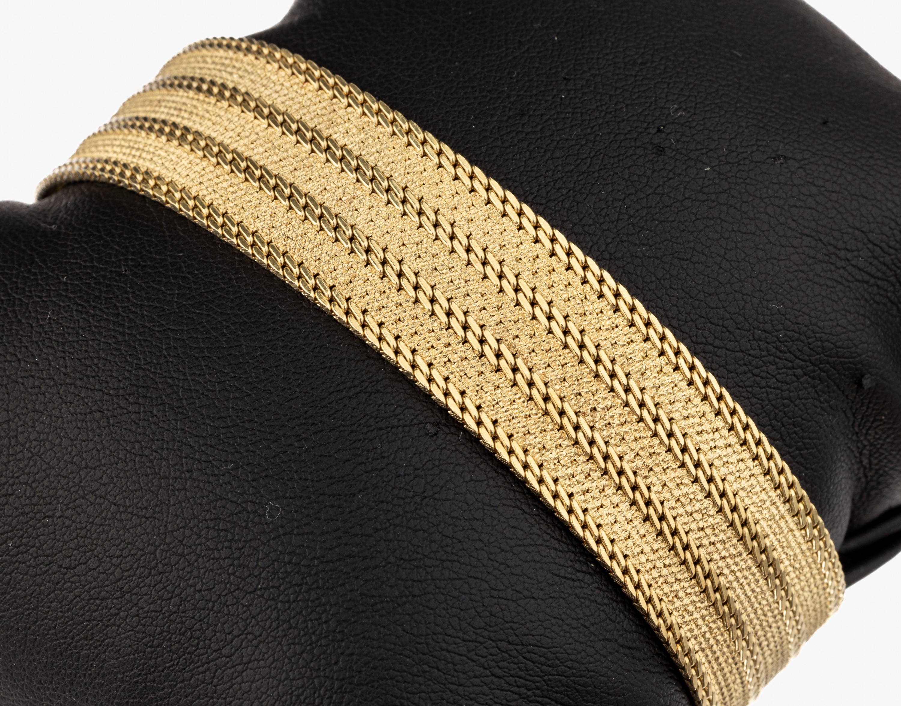 14 kt Gold Armband, GG 585/000, B. ca. 1.7 cm, L. ca. 18.5 cm, Kastenschloss mit 2 Sicherheitsachten, ca. 39.8 g