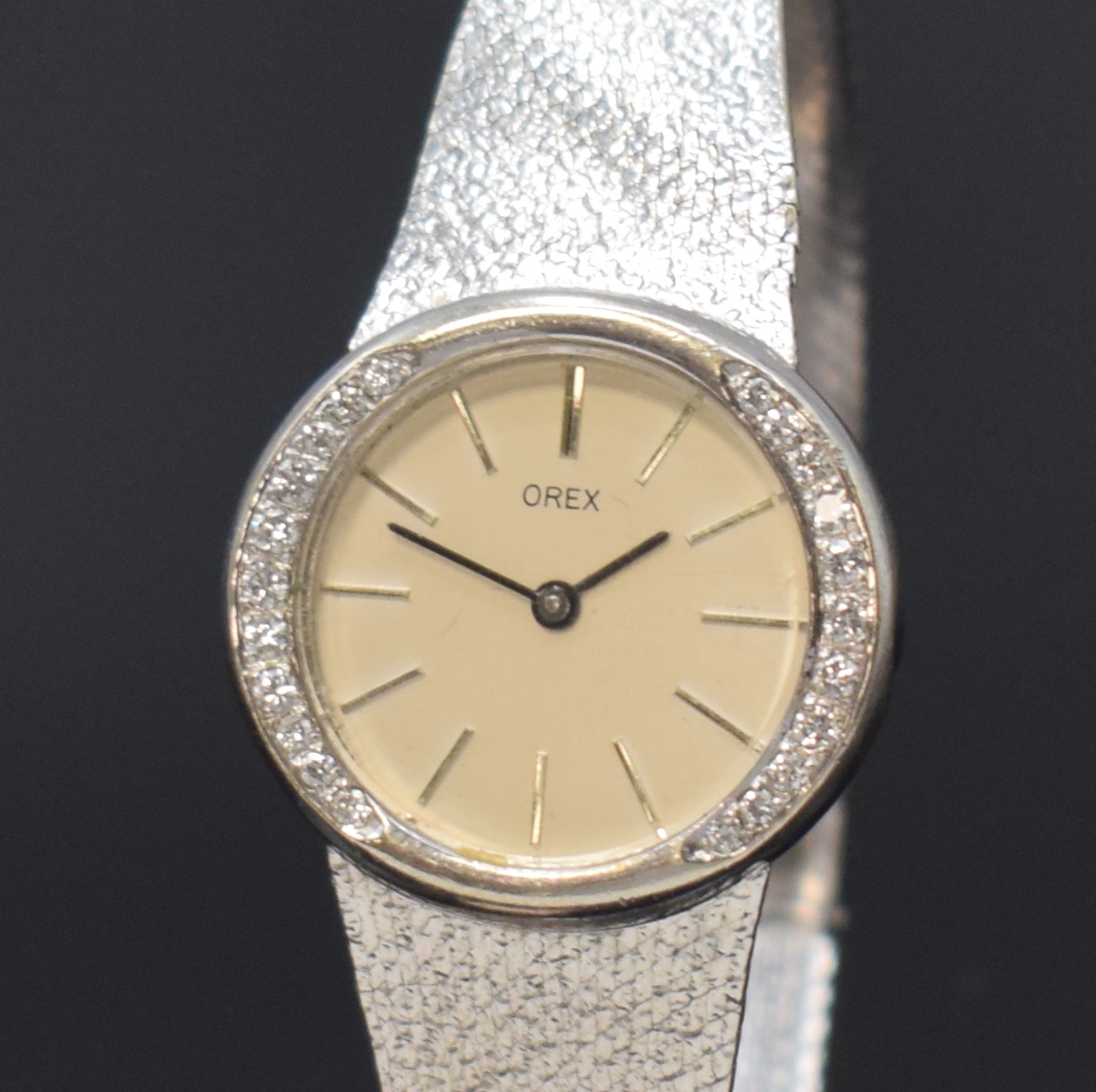 Detail a: OREX diamantbesetzte Damenarmbanduhr in WG 585/000, Deutschland/Schweiz um 1970, Handaufzug, 2-tlg. Geh. m. integr. Milanaiseband, Boden aufgedr., ...