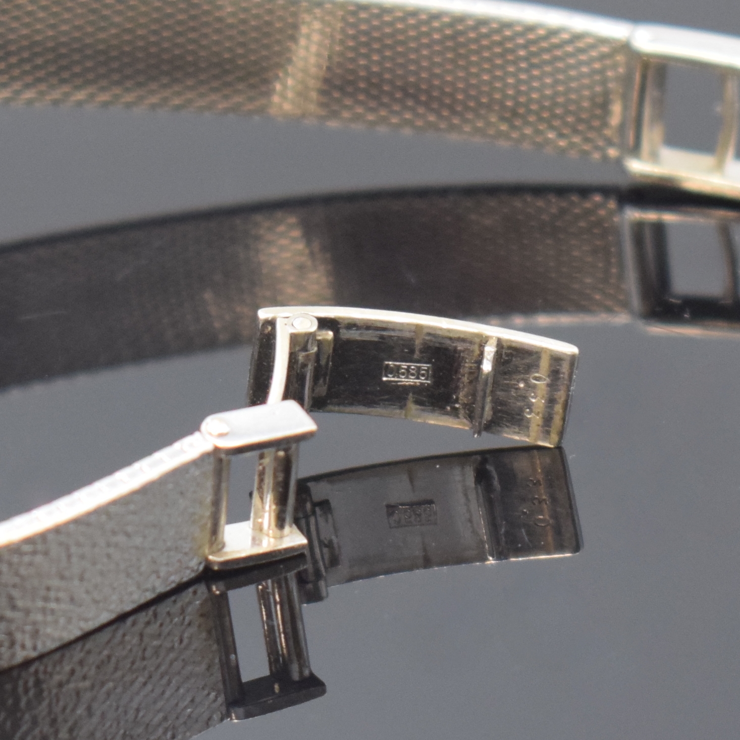Detail b: OREX diamantbesetzte Damenarmbanduhr in WG 585/000, Deutschland/Schweiz um 1970, Handaufzug, 2-tlg. Geh. m. integr. Milanaiseband, Boden aufgedr., ...