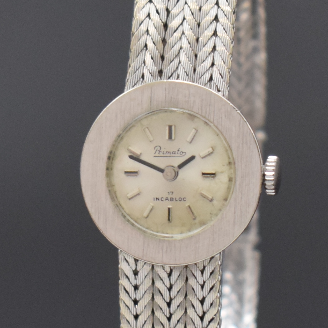 Detail a: PRIMATO Damenarmbanduhr in WG 585/000, Deutschland/Schweiz um 1965, Handaufzug, 2- teil. Geh. m. integr. Band, Boden aufgedr., silb. Zifferbl. pat., ...