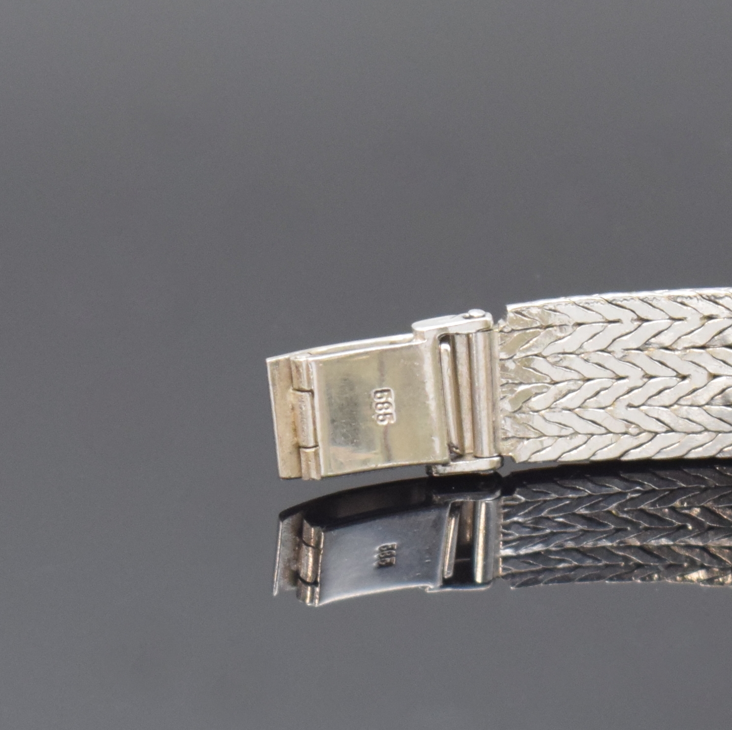 Detail b: PRIMATO Damenarmbanduhr in WG 585/000, Deutschland/Schweiz um 1965, Handaufzug, 2- teil. Geh. m. integr. Band, Boden aufgedr., silb. Zifferbl. pat., ...