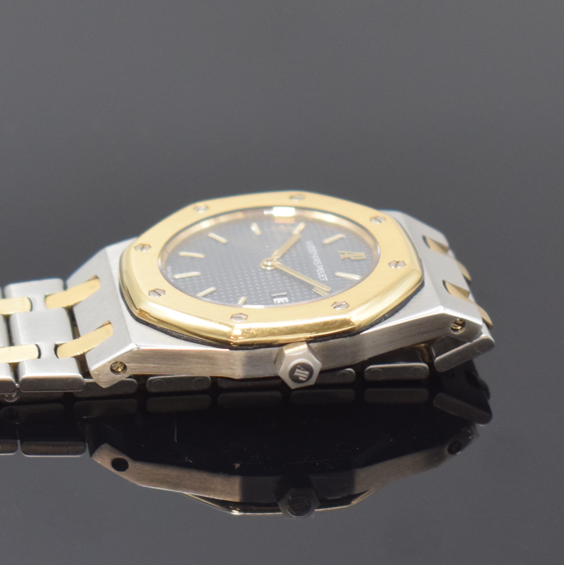 Detail c: AUDEMARS PIGUET Royal Oak Armbanduhr in Stahl/Gold, Schweiz um 1990, quarz, 8-fach verschr. Geh., integr. orig. Stahl/Gold Gliederband m. Faltschl., ...