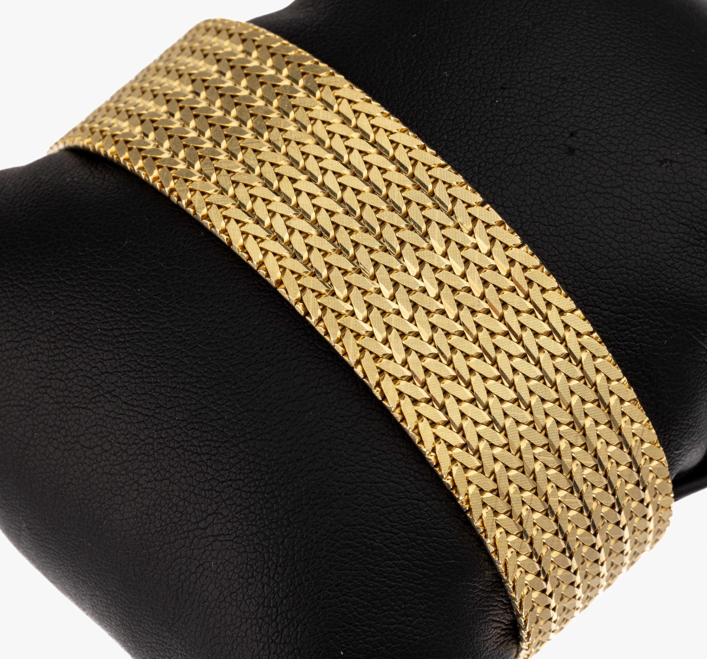 14 kt Gold Armband, GG 585/000, sat., B. ca. 2 cm, L. ca. 18.5 cm, Kastenschloss mit 2 Sicherheitsachten, ca. 76.7 g
