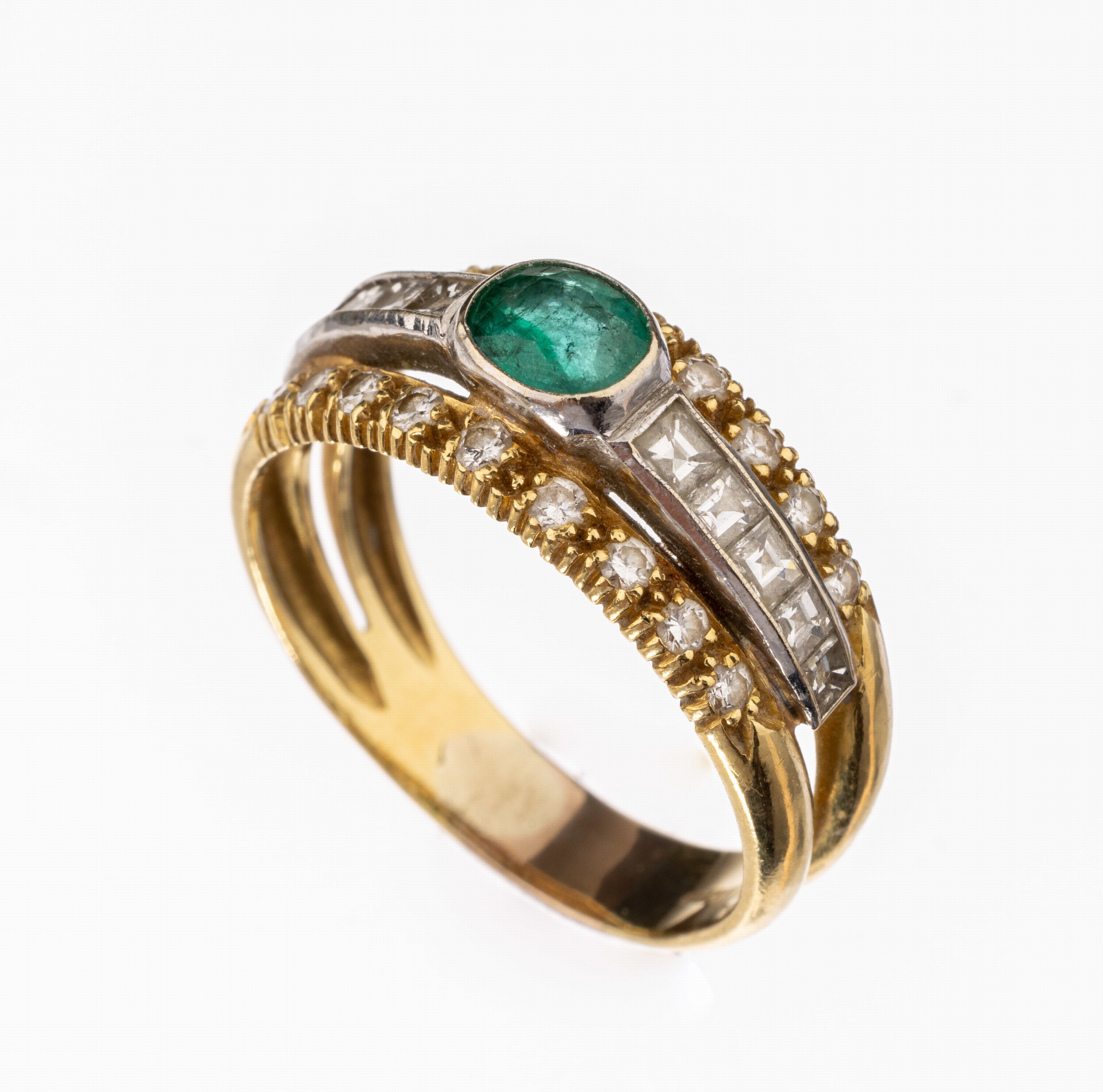 18 kt Gold Smaragd-Diamant-Ring, GG/WG 750/000, mittig ovalfacett. Smaragd ca. 0.32 ct, 18 Brillanten und 10 Diamant-Carrees zus. ca. 0.80 ct ...