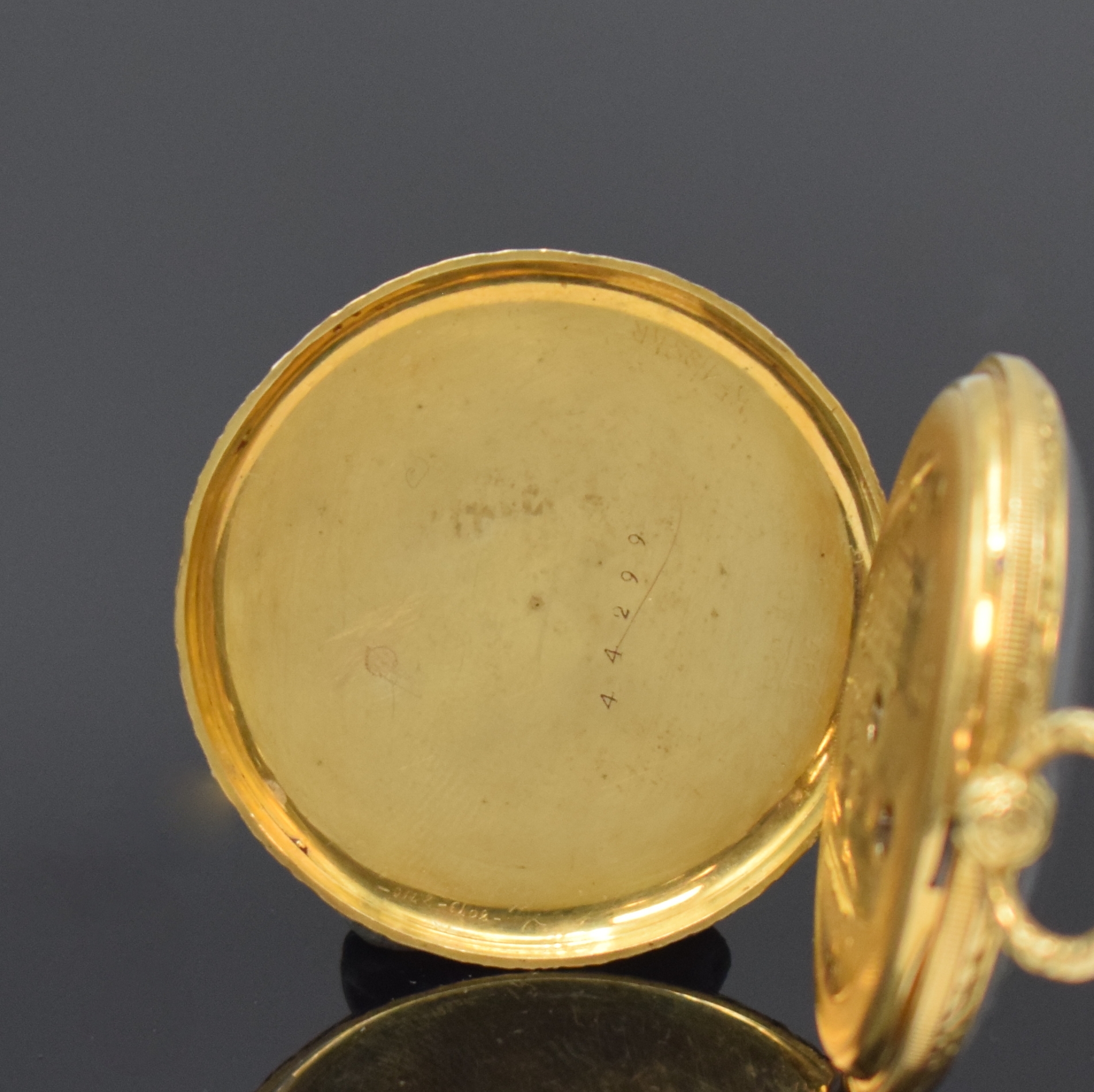 Detail b: Offene Taschenuhr in GG 750/000, Schweiz um 1840, Schlüsselaufzug, voll grav. u. partiell floral emailliertes 2-Deckel-Goldgeh., Email besch., ...