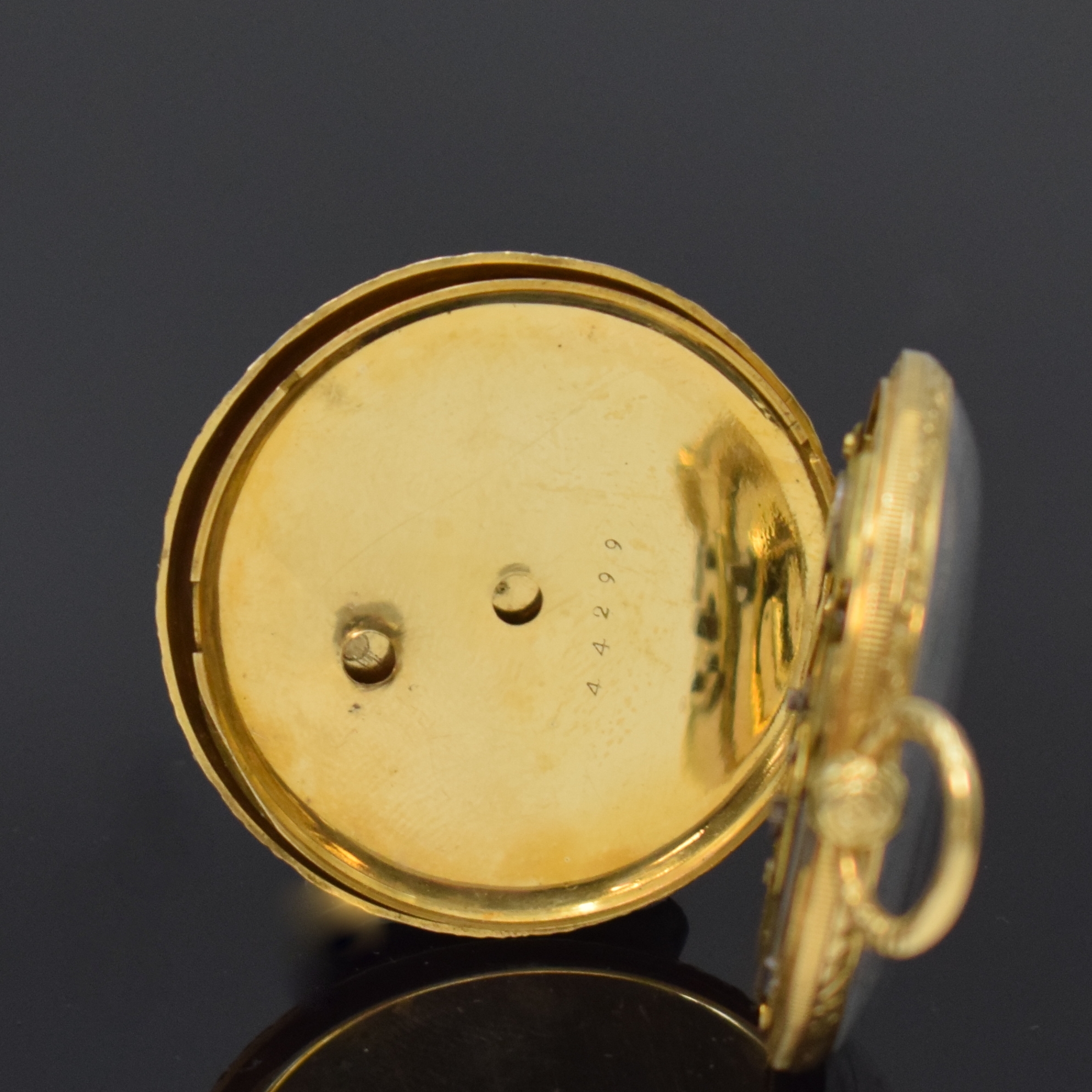 Detail d: Offene Taschenuhr in GG 750/000, Schweiz um 1840, Schlüsselaufzug, voll grav. u. partiell floral emailliertes 2-Deckel-Goldgeh., Email besch., ...
