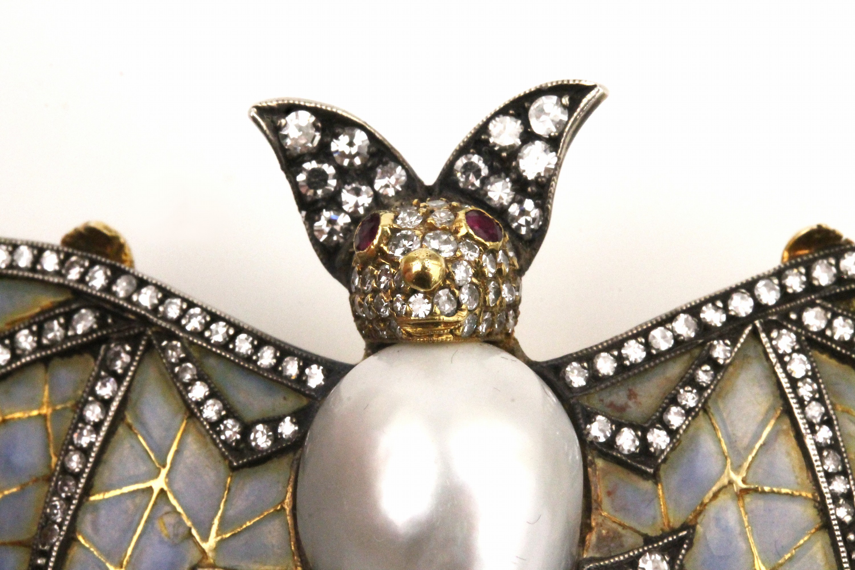 Detail a: 18 kt Gold Diamant-Perl-Brosche "Fledermaus", GG 750/000, qualitätvolle Verarbeitung, Fledermaus mit gespreizten Flügeln, mit hellblauem ...