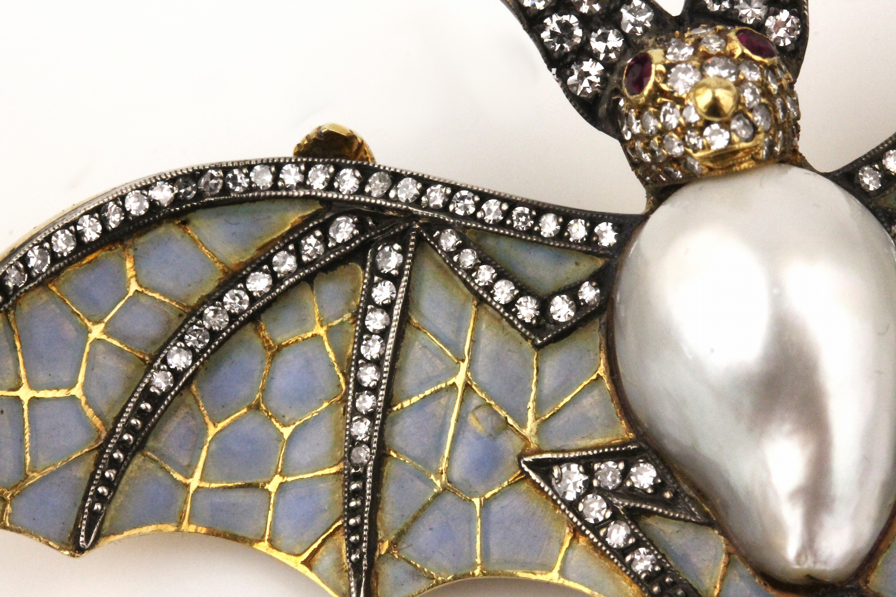 Detail b: 18 kt Gold Diamant-Perl-Brosche "Fledermaus", GG 750/000, qualitätvolle Verarbeitung, Fledermaus mit gespreizten Flügeln, mit hellblauem ...