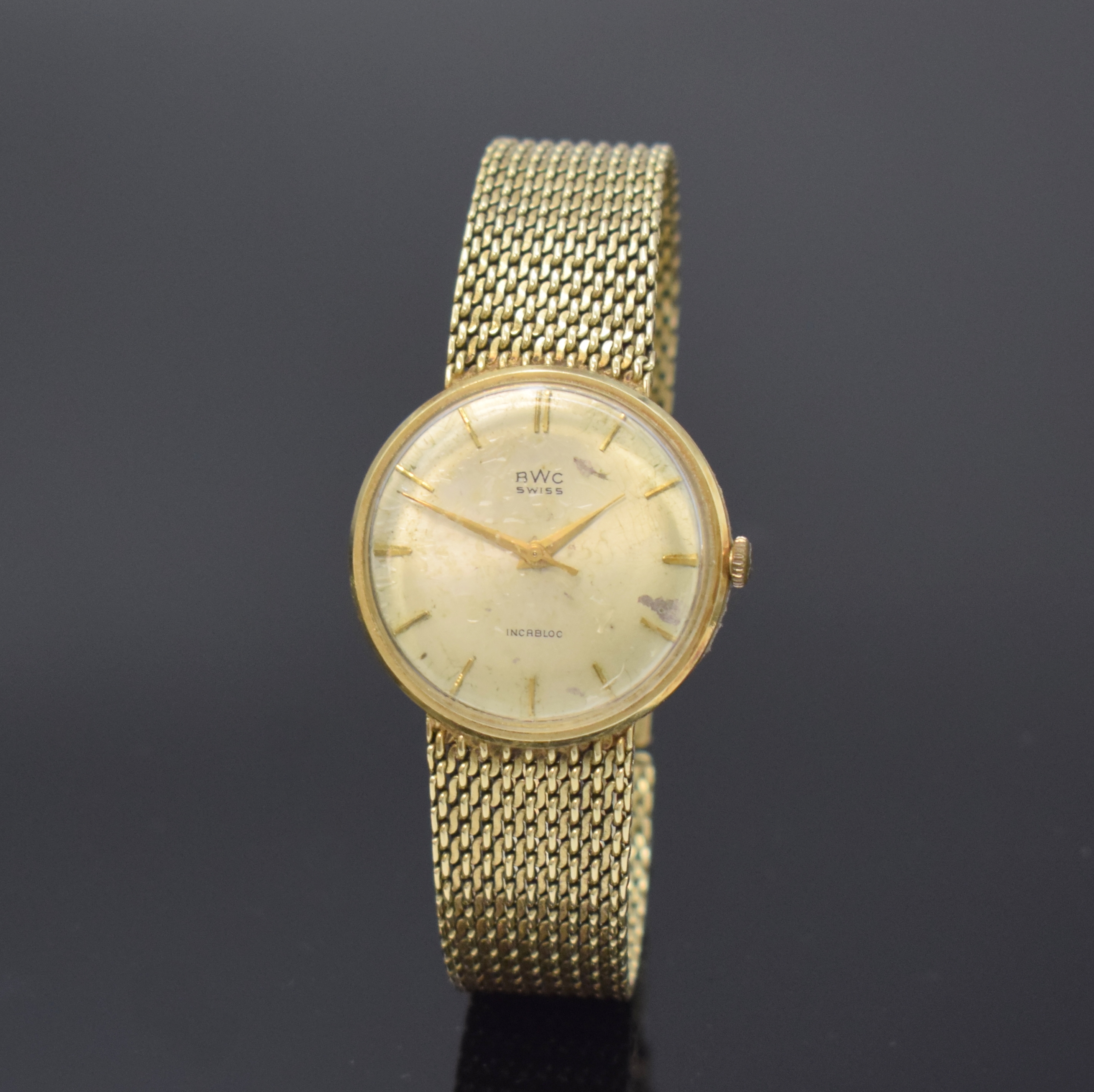 BWC Herrenarmbanduhr in GG 585/000, Schweiz um 1960, Handaufzug, 3-tlg. Geh. m. anges. Band, Boden u. Glasrand aufgedr., silb. Zifferbl. pat., gold. ...