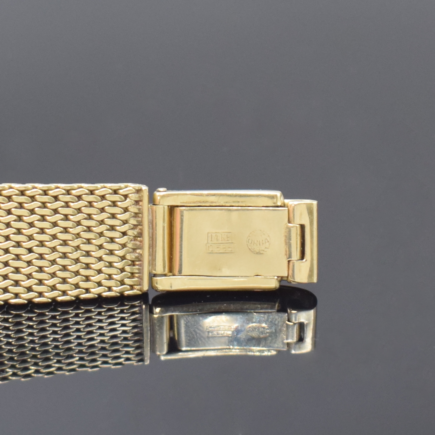 Detail b: BWC Herrenarmbanduhr in GG 585/000, Schweiz um 1960, Handaufzug, 3-tlg. Geh. m. anges. Band, Boden u. Glasrand aufgedr., silb. Zifferbl. pat., gold. ...