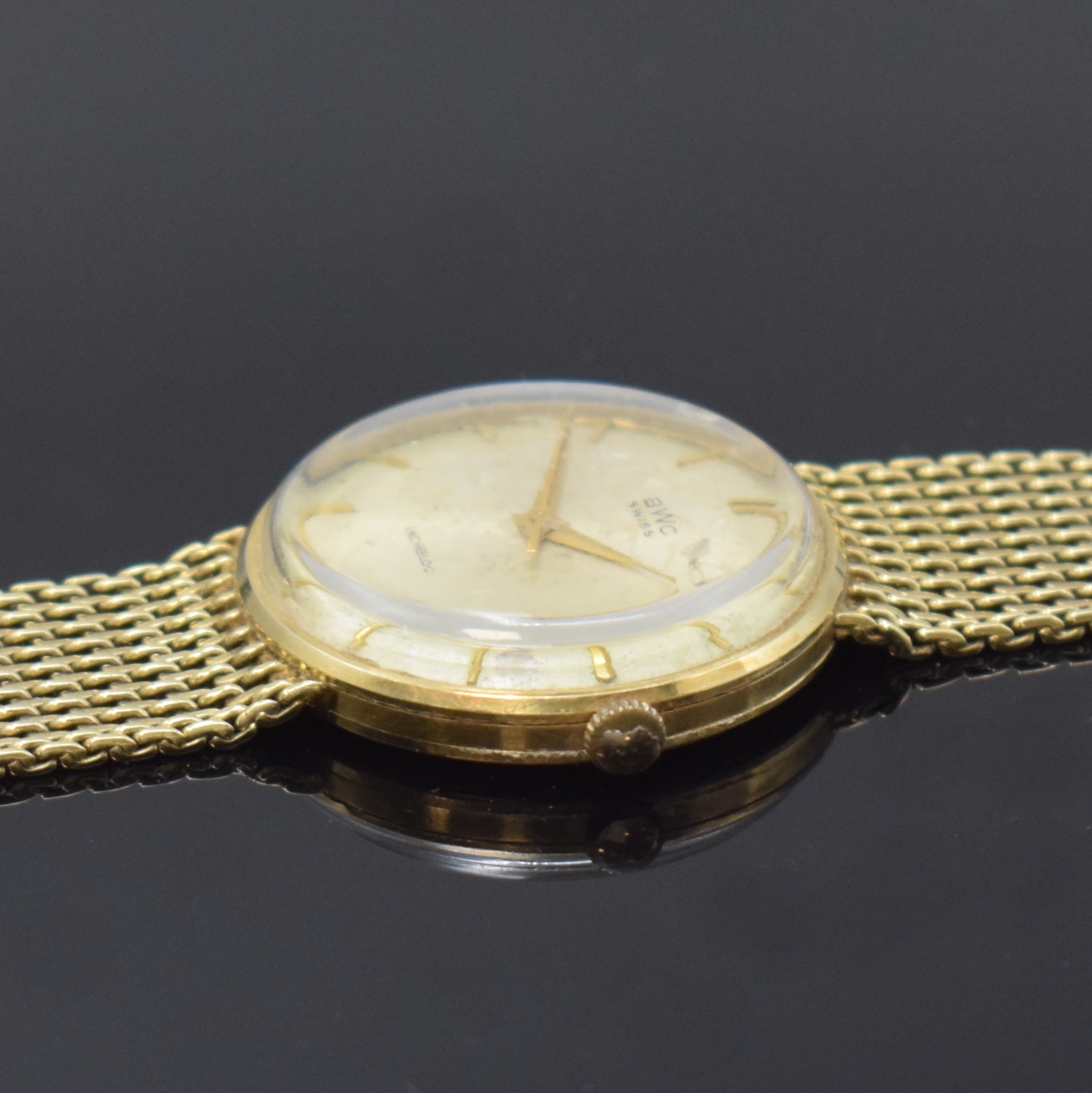 Detail c: BWC Herrenarmbanduhr in GG 585/000, Schweiz um 1960, Handaufzug, 3-tlg. Geh. m. anges. Band, Boden u. Glasrand aufgedr., silb. Zifferbl. pat., gold. ...