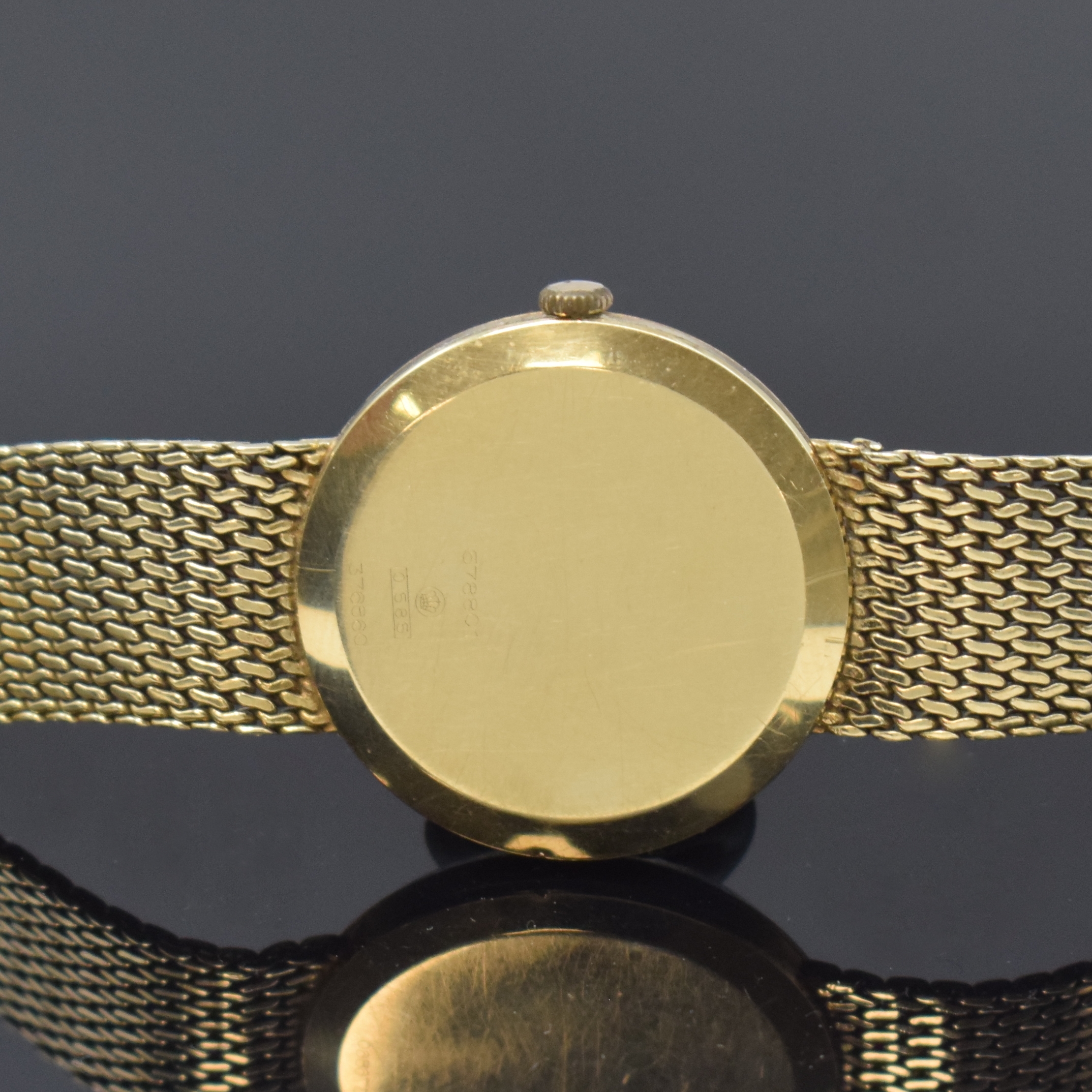 Detail d: BWC Herrenarmbanduhr in GG 585/000, Schweiz um 1960, Handaufzug, 3-tlg. Geh. m. anges. Band, Boden u. Glasrand aufgedr., silb. Zifferbl. pat., gold. ...