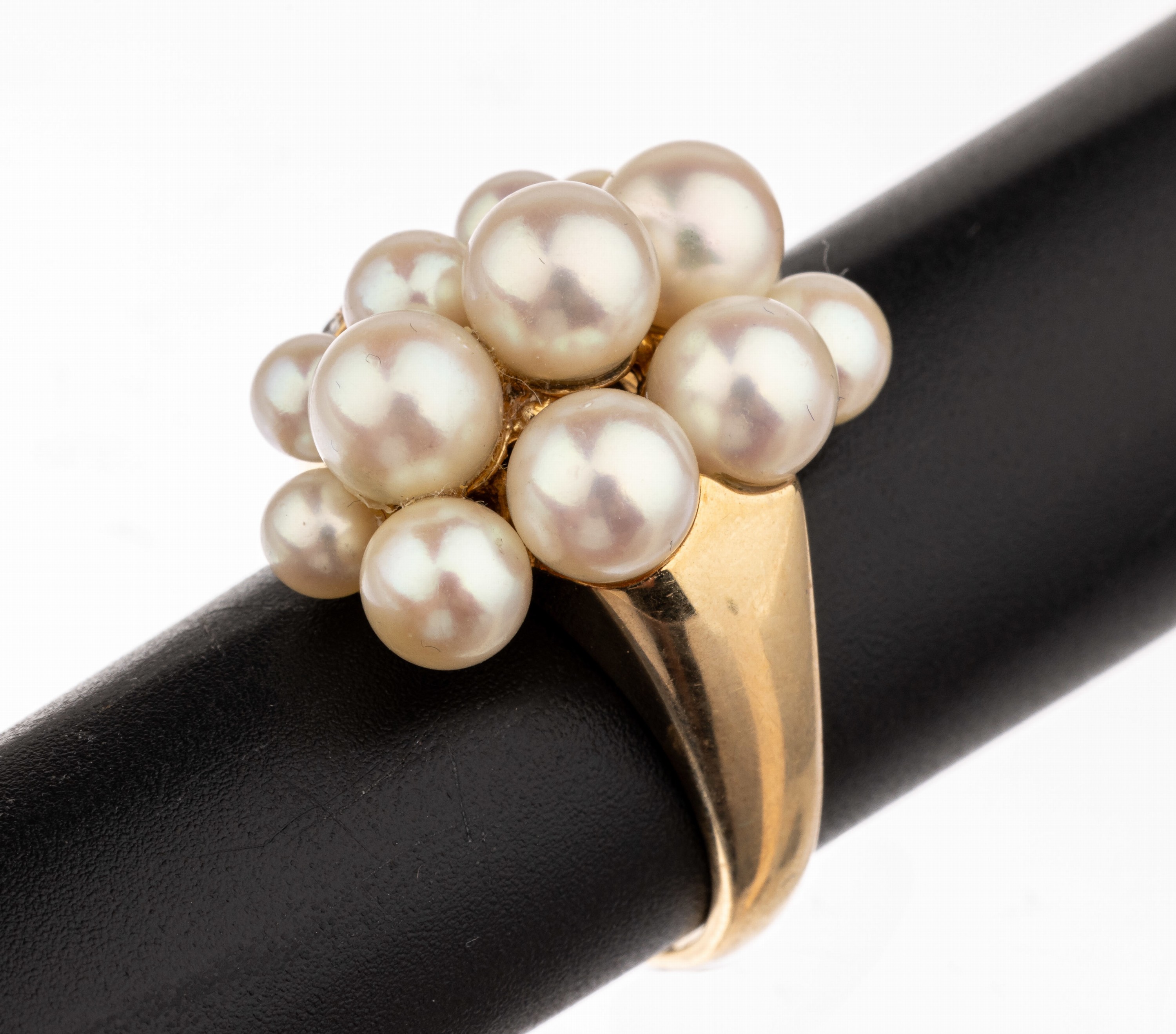 14 kt Gold Perl-Brillant-Ring, GG 585/000, außergewöhnliche Gestaltung, 13 Akoyazuchtperlen, D. ca. 4.3 - 6.7 mm, 1 Ringschulter mit 7 Brillanten ...
