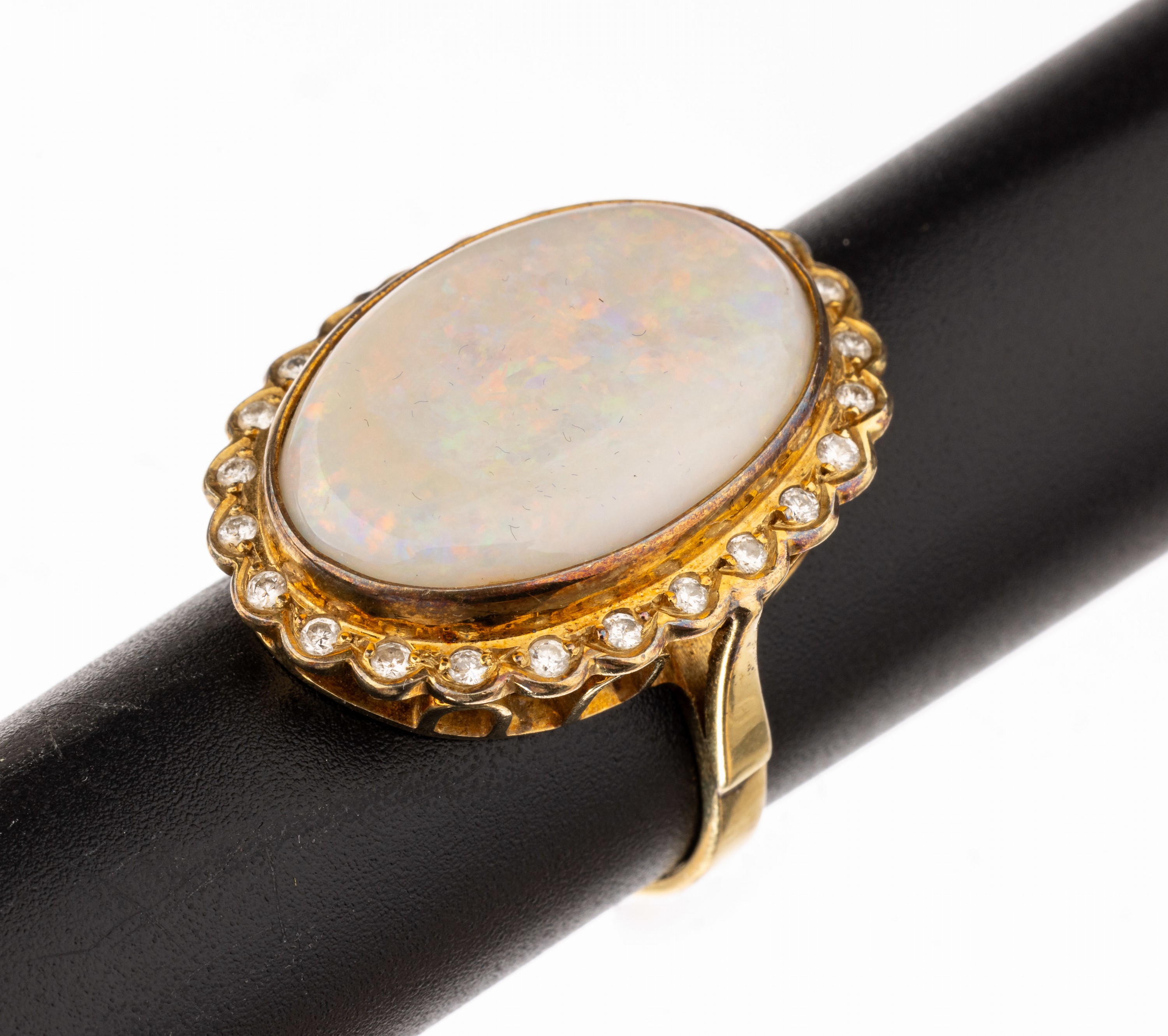 14 kt Gold Opal-Brillant-Ring, GG 585/000, mittig ovaler Opal ca. 8.50 ct, Farbspiel in rot und blau, umgeben von 24 Brillanten zus. ca. 0.28 ct ...