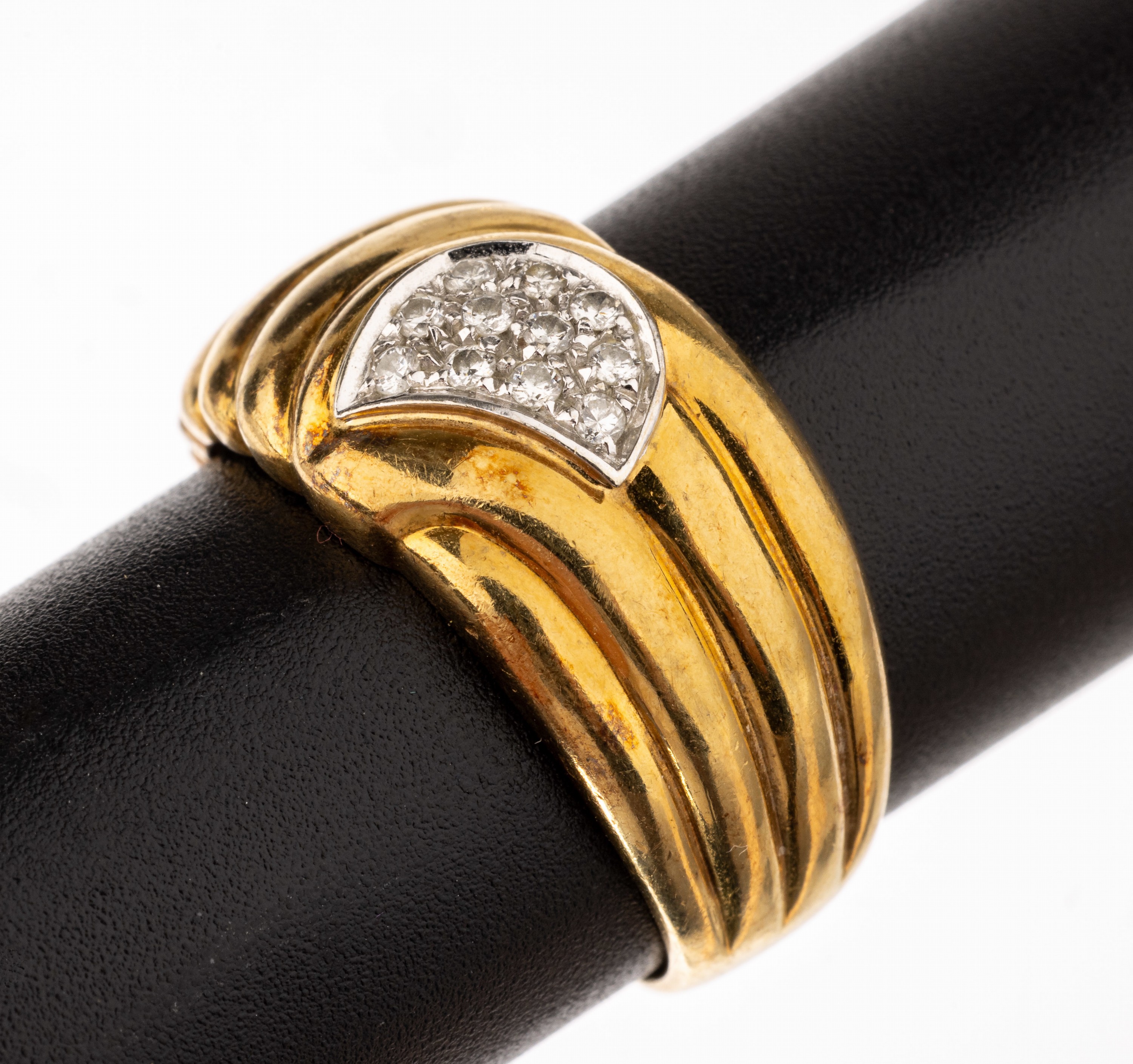18 kt Gold Brillant-Ring, GG 750/000, Ringschultern gerieft, 11 Brillanten zus. ca. 0.11 ct Weiß/si, RW 61, ca. 5.8 g