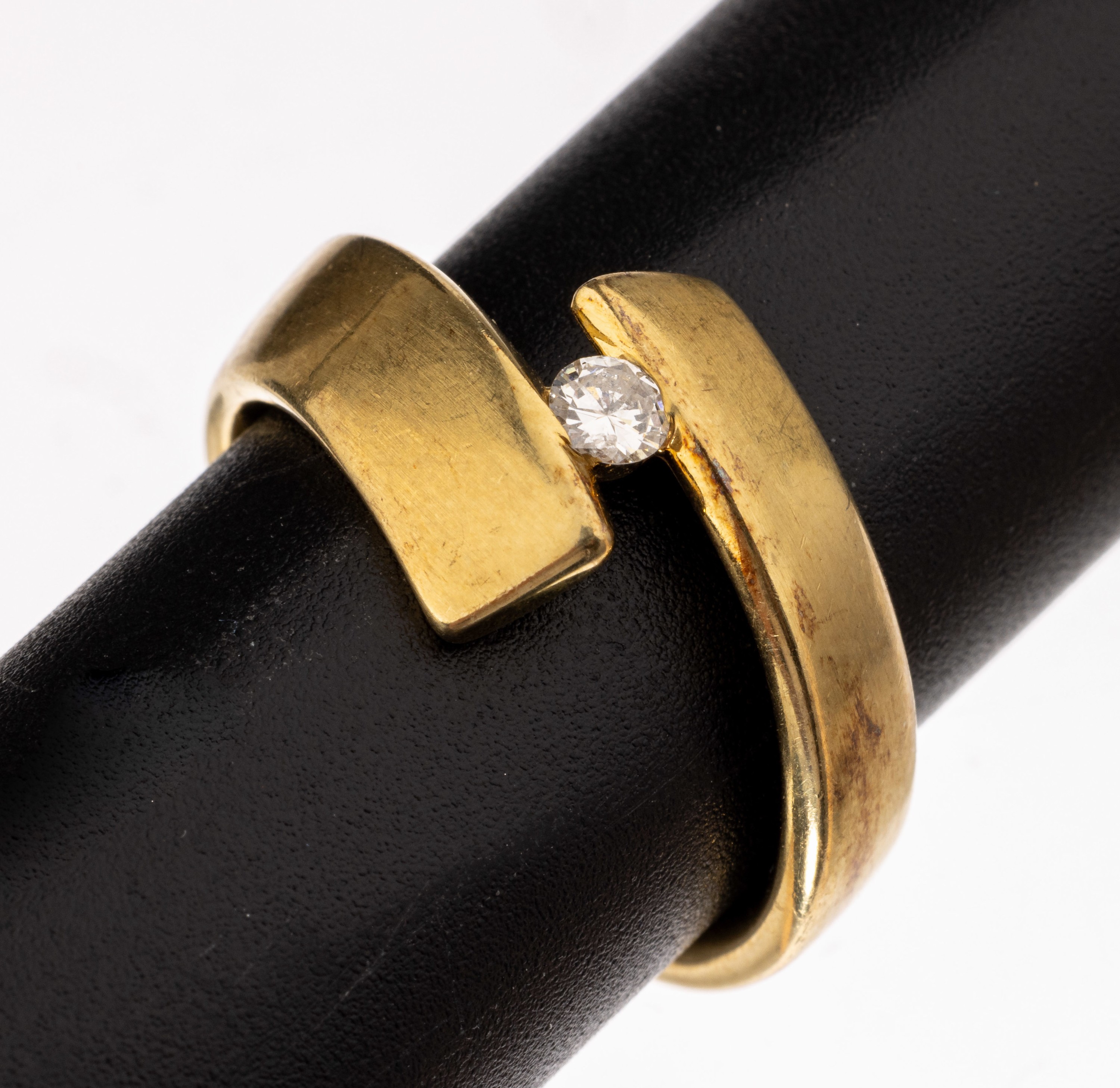 18 kt Gold Brillant-Ring, GG 750/000, Oberfläche sat., 1 Brillant ca. 0.09 ct (grav.) Weiß/p, (Stein besch.), RW 58, ca. 9.5g, Hersteller Quinn ...