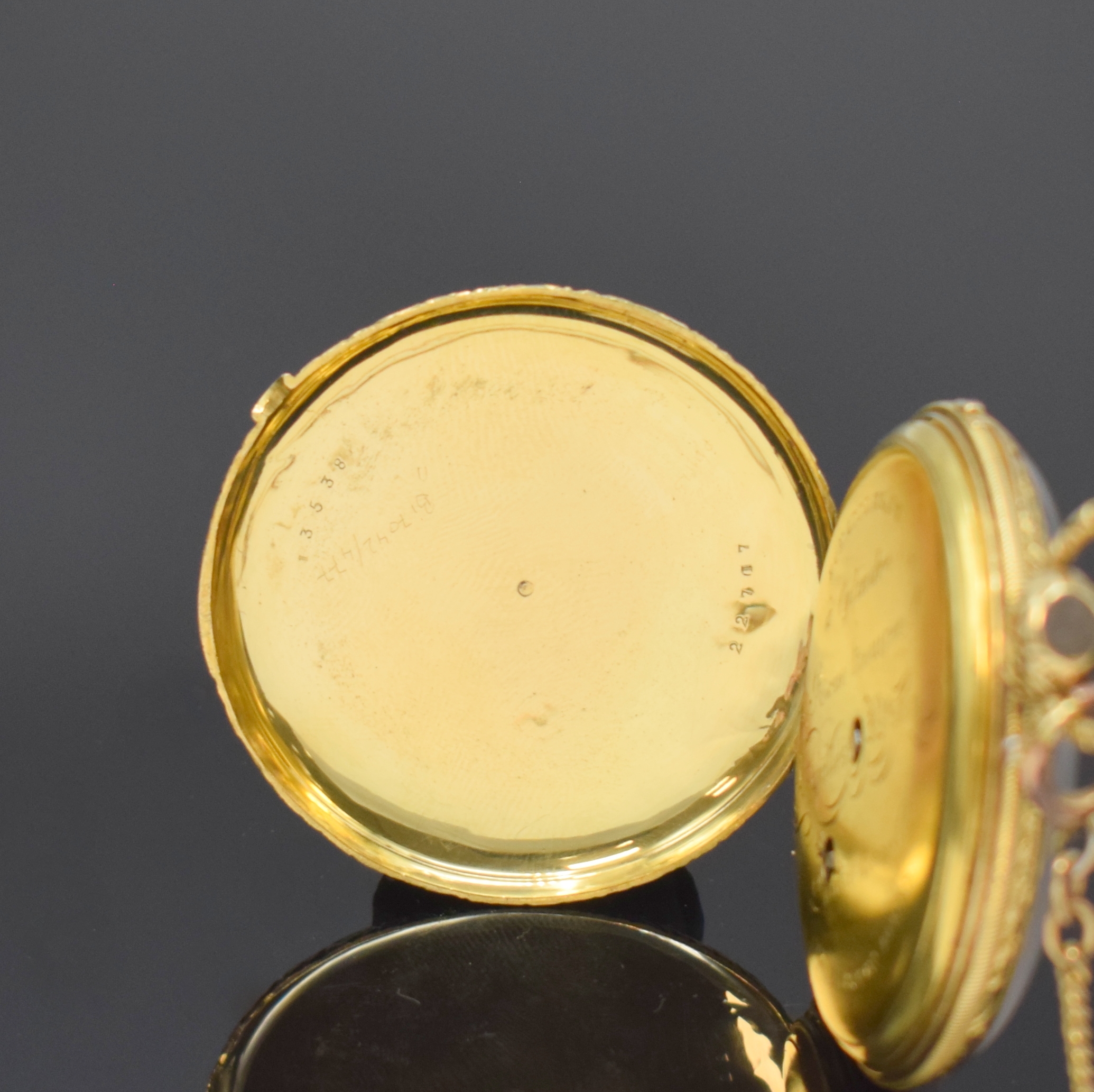Detail b: Offene Taschenuhr mit 1/4-Stunden- Repetition, Schweiz um 1840, Schlüsselaufzug, Geh. m. à-Goutte-Schlüssen, rücks. grav. Jäger-Szene von ...