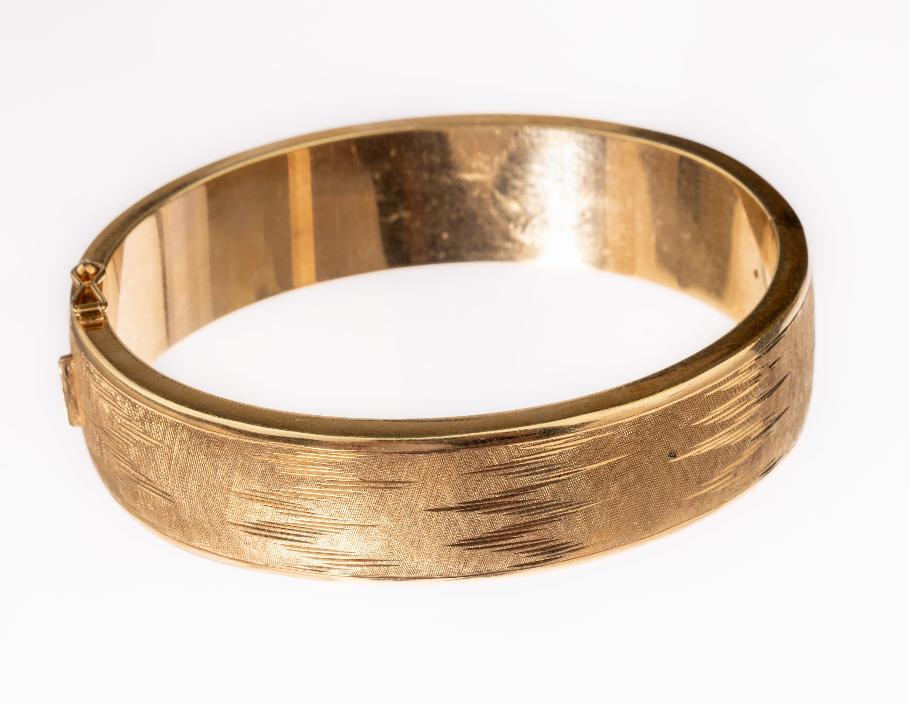 14 kt Gold Armreif, GG 585/000, gefüllt, Meistermarke unged., partiell satiniert, ca. 49.7 g, D ca. 6 x 5.3 cm, Klappscharnier, Sicherheitsacht