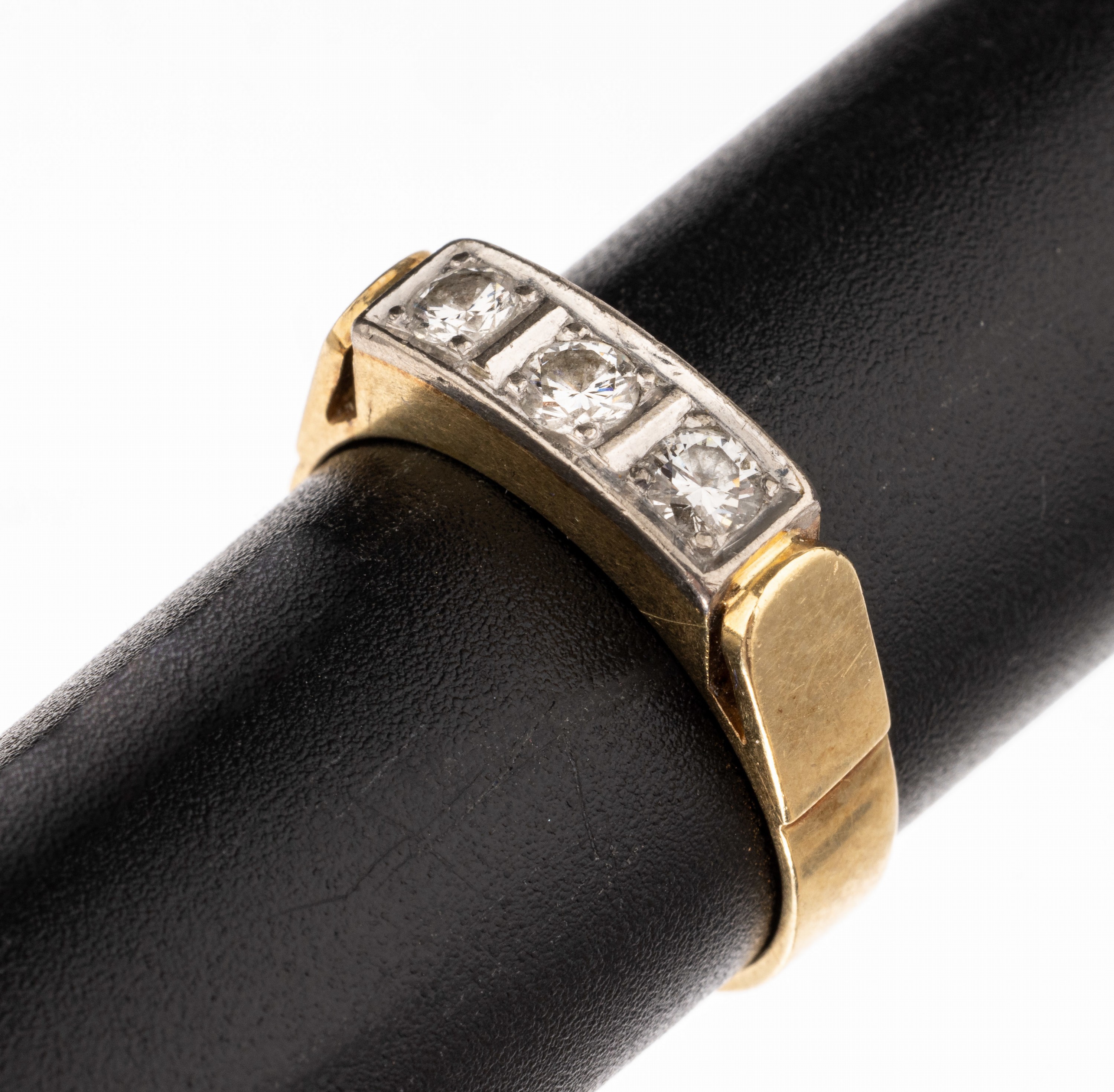 14 kt Gold Brillant-Ring, GG/WG 585/000, deutsch, 1960er Jahre, 3 in WG gefasste Brillanten zus. ca. 0.30 ct Weiß/si, RW 57, ca. 4.1 g