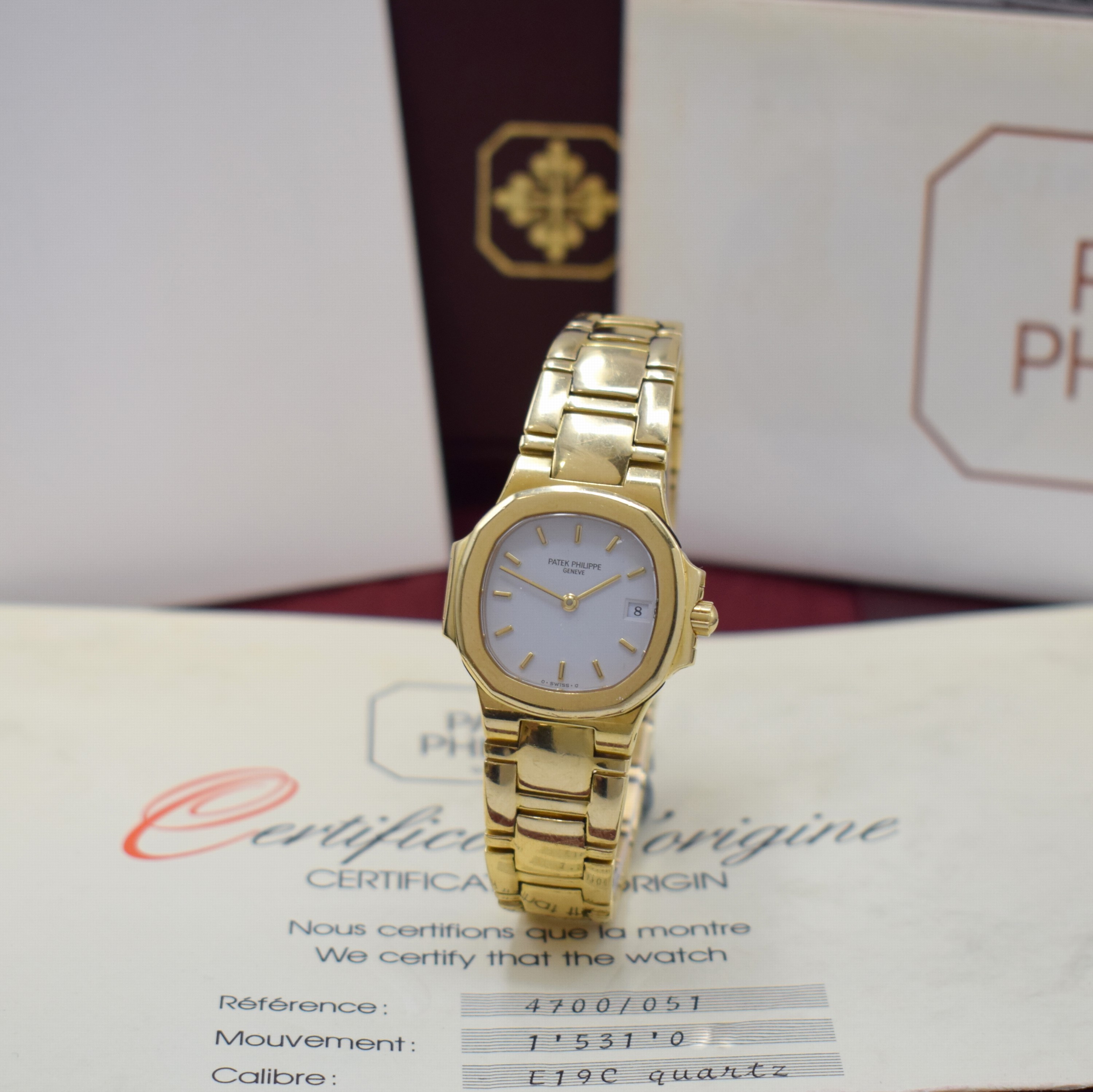 PATEK PHILIPPE Nautilus feine Damenarmbanduhr in GG 750/000 Referenz 4700/51, quarz, seitl. über Lünette 4-fach verschr., Saphirglas, orig. ...