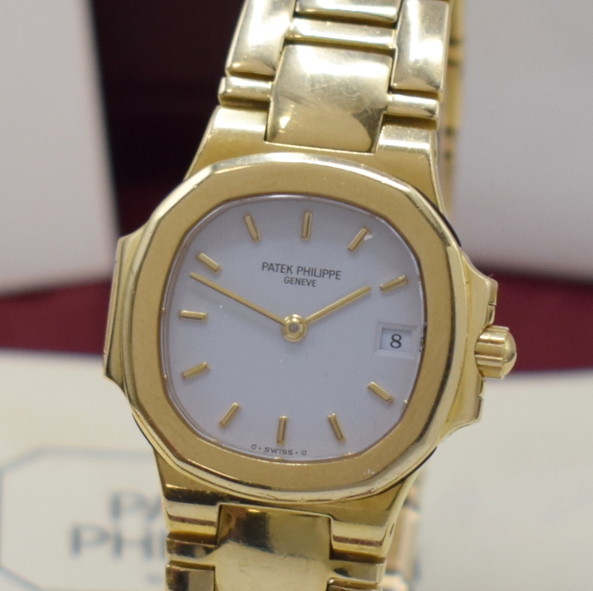Detail a: PATEK PHILIPPE Nautilus feine Damenarmbanduhr in GG 750/000 Referenz 4700/51, quarz, seitl. über Lünette 4-fach verschr., Saphirglas, orig. ...
