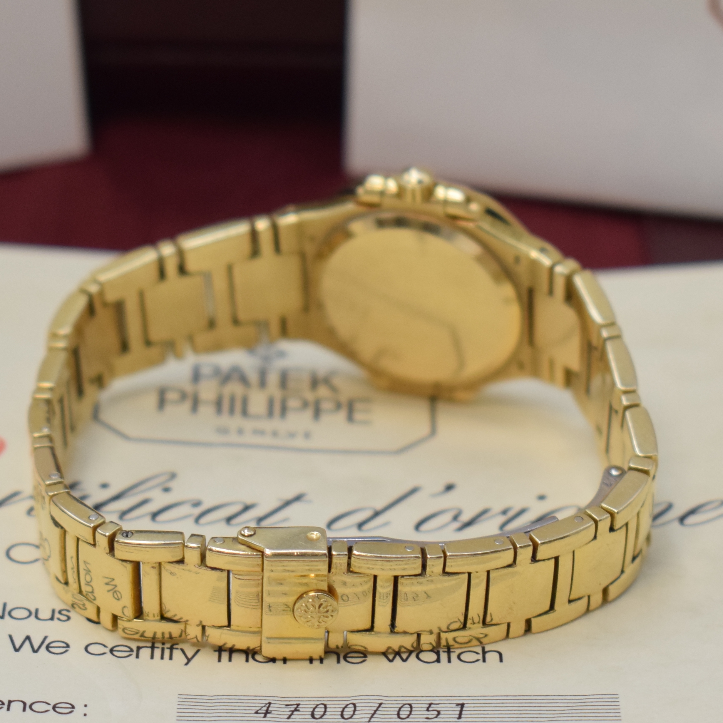 Detail b: PATEK PHILIPPE Nautilus feine Damenarmbanduhr in GG 750/000 Referenz 4700/51, quarz, seitl. über Lünette 4-fach verschr., Saphirglas, orig. ...