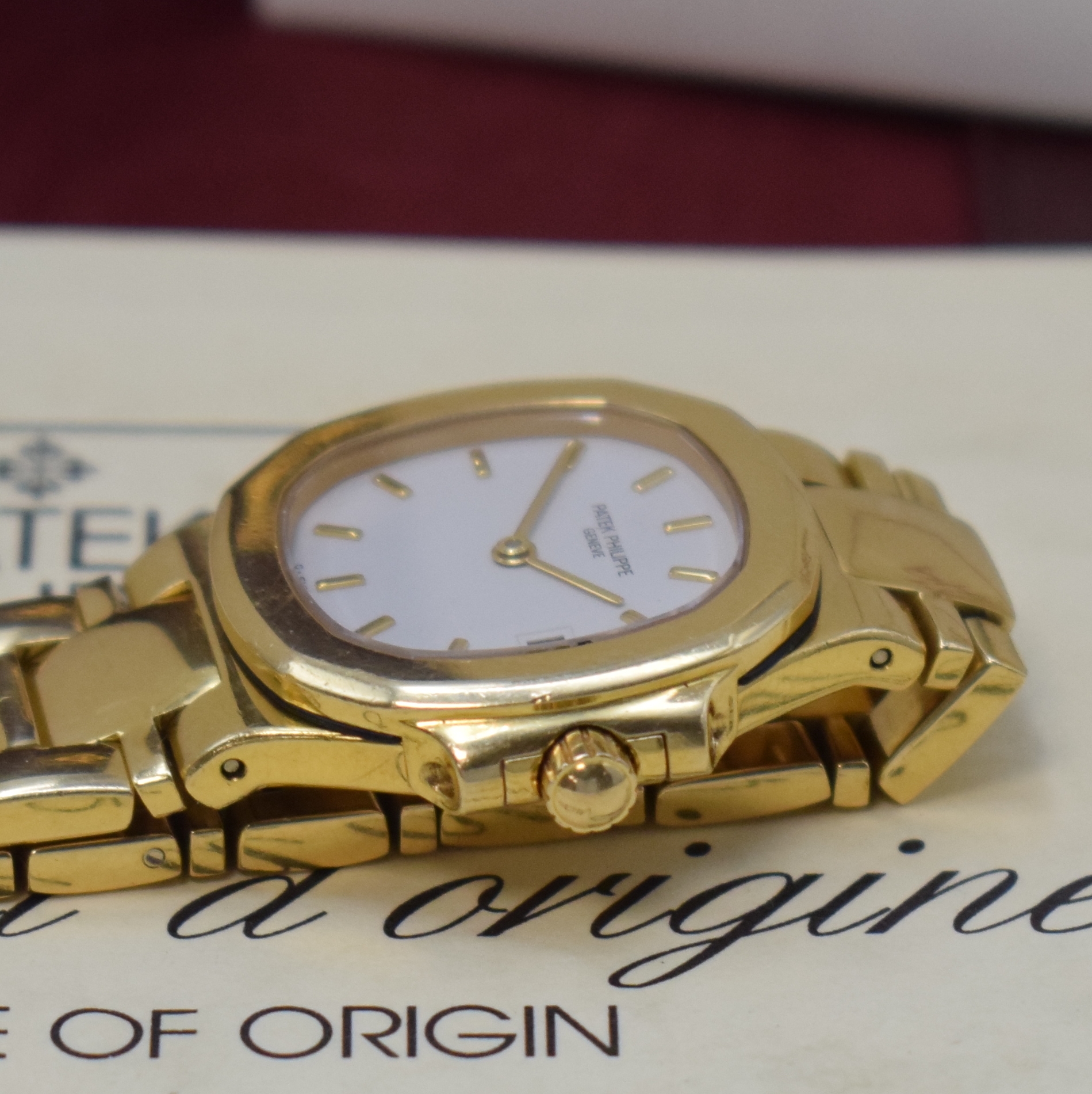 Detail d: PATEK PHILIPPE Nautilus feine Damenarmbanduhr in GG 750/000 Referenz 4700/51, quarz, seitl. über Lünette 4-fach verschr., Saphirglas, orig. ...