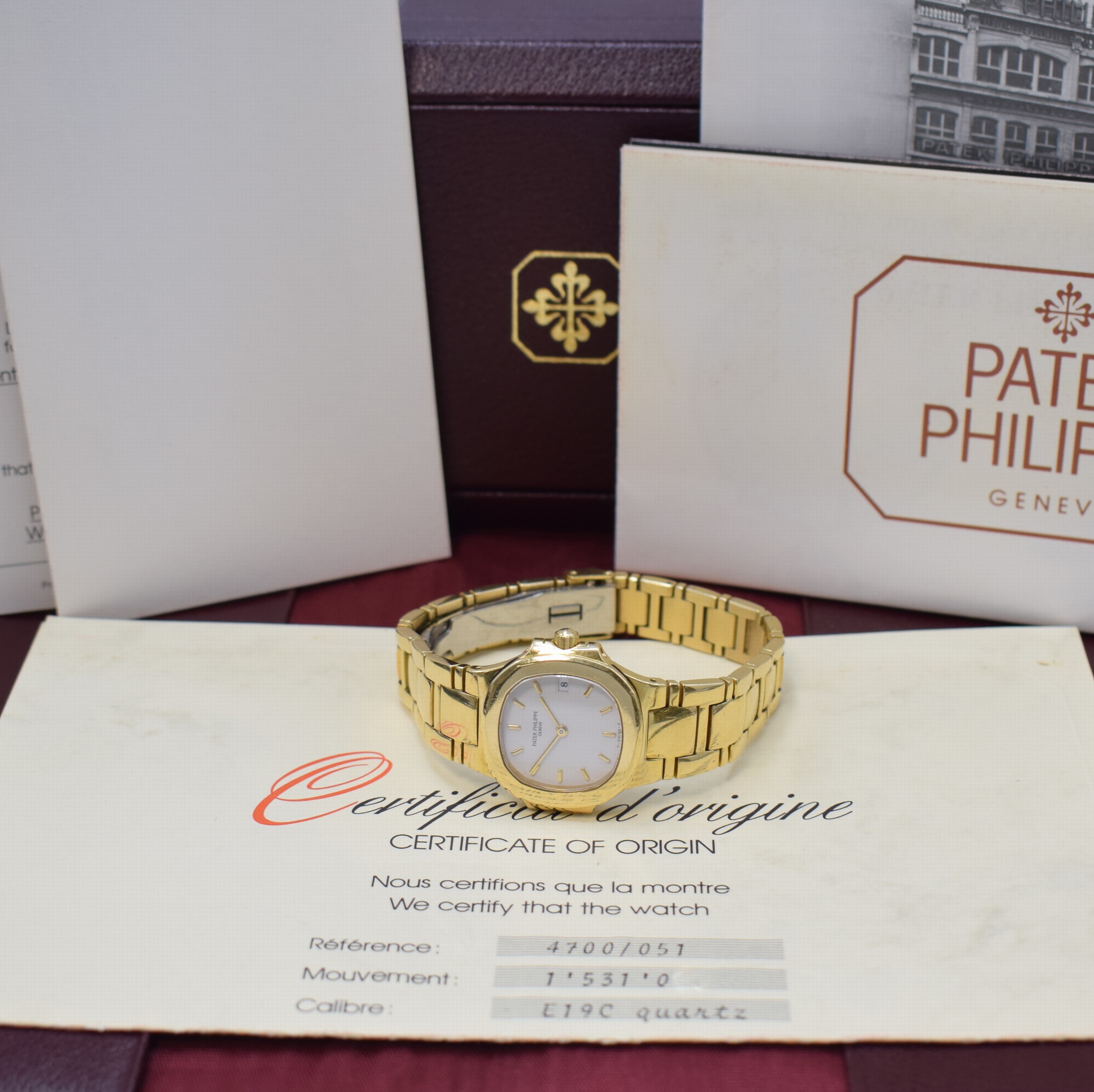 Detail f: PATEK PHILIPPE Nautilus feine Damenarmbanduhr in GG 750/000 Referenz 4700/51, quarz, seitl. über Lünette 4-fach verschr., Saphirglas, orig. ...