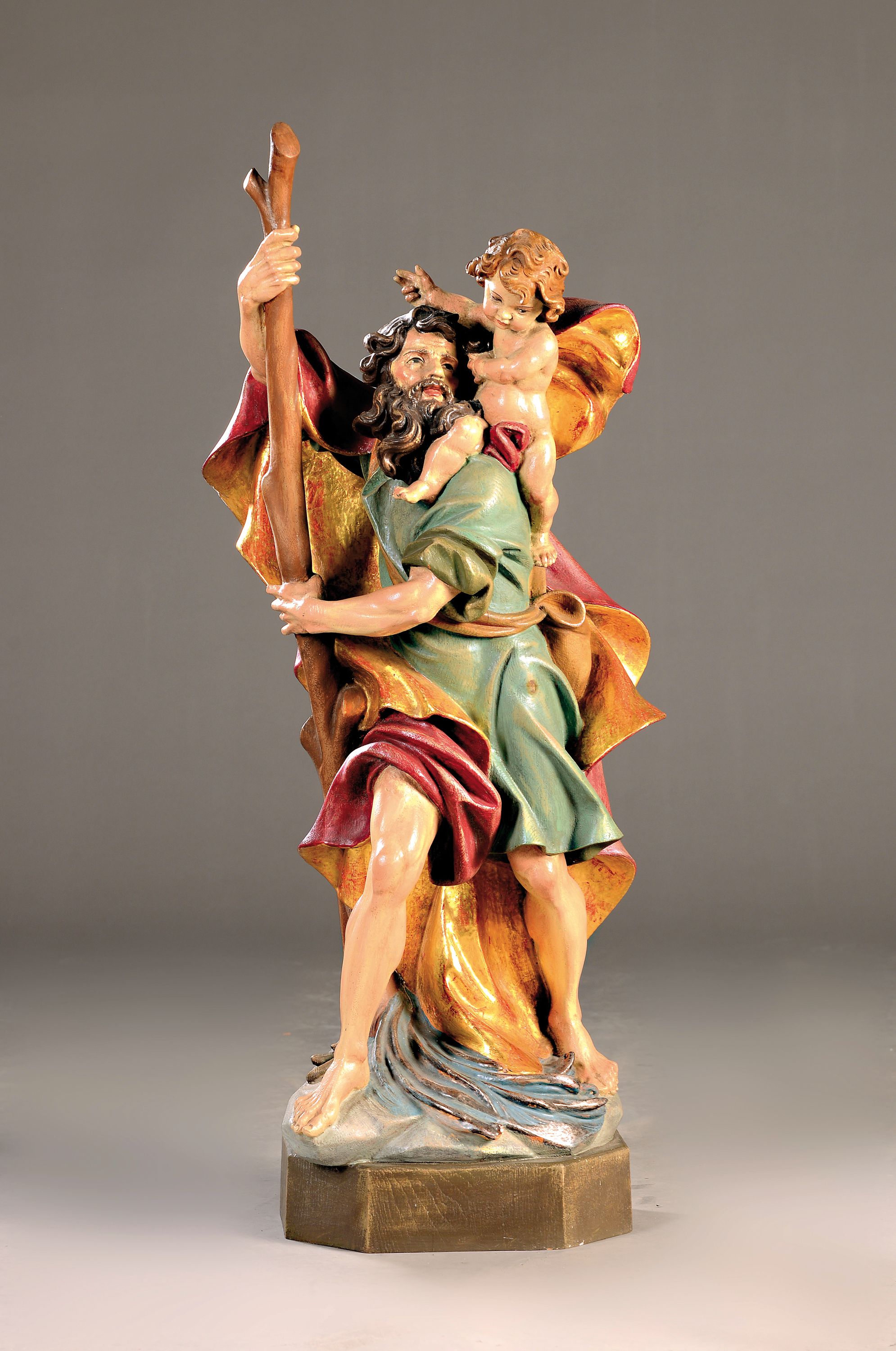 Skulptur des Hl. Christopherus, Oberammergau, Mitte 20. Jh., Lindenholz geschnitzt und polychrom und golden gefaßt, H. ca. 95cm