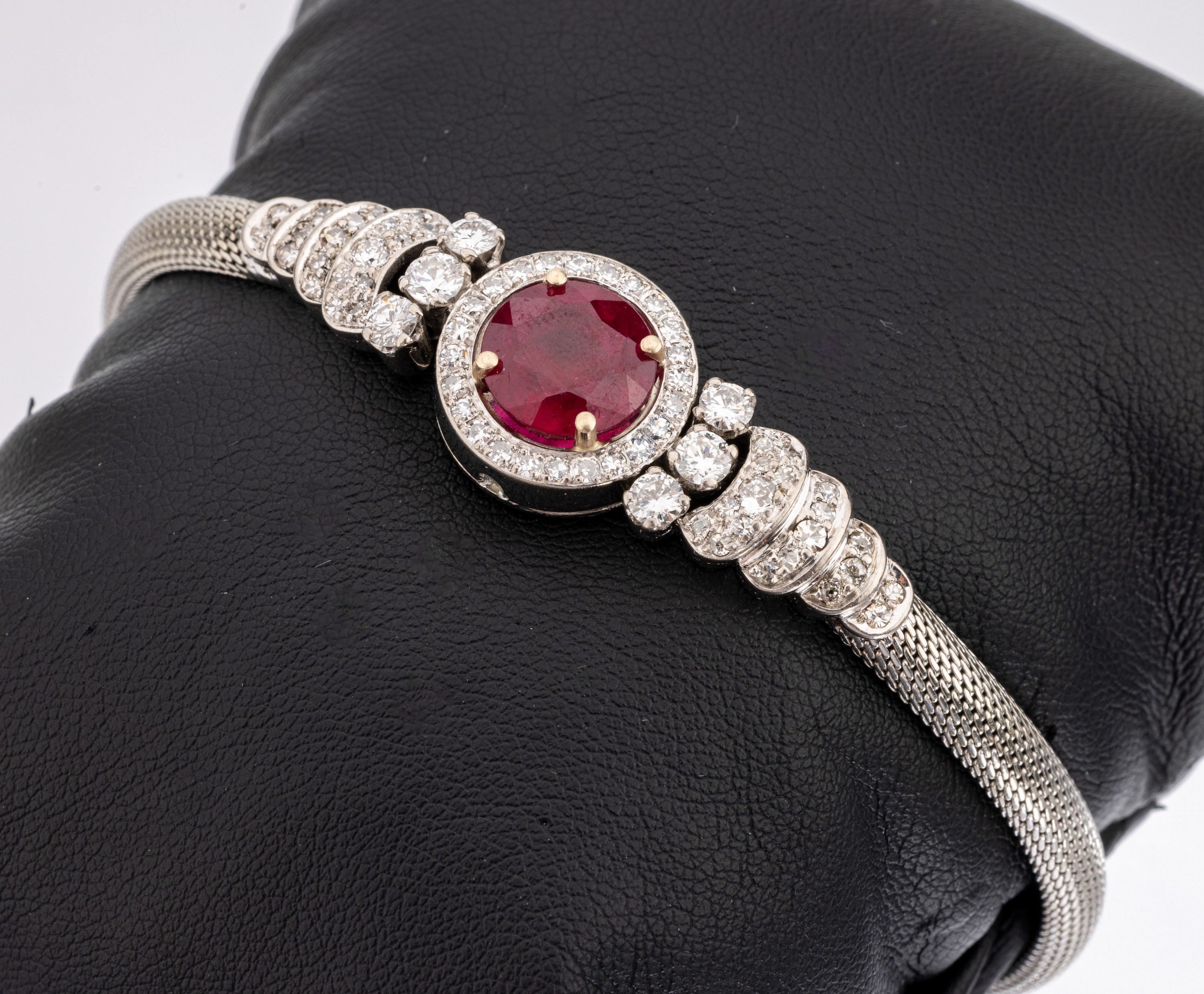 18 kt Gold Rubin-Diamant-Armband, WG 750/000, Mittelteil mit rundfacett. Rubin ca. 5.80 ct (beh.), 68 Brillanten und 8/8- Diamanten zus. ca. 2.00 ct ...