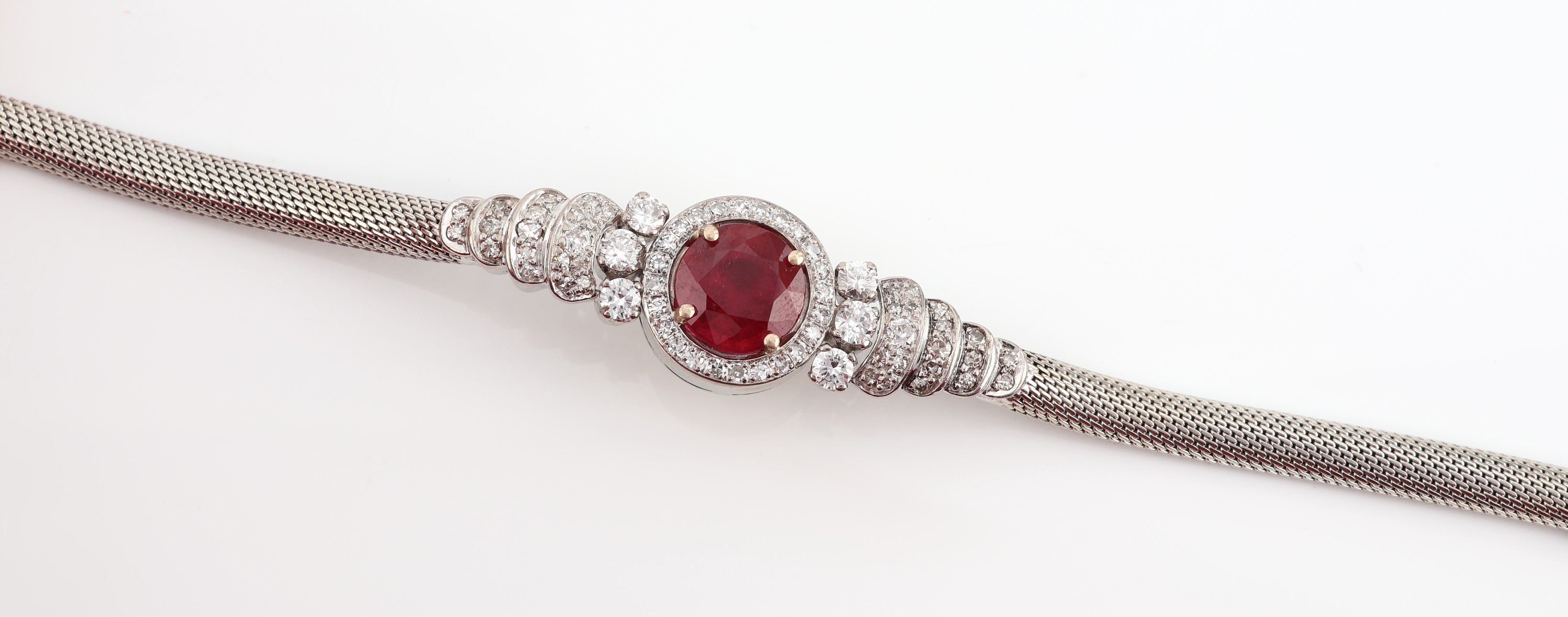 Detail b: 18 kt Gold Rubin-Diamant-Armband, WG 750/000, Mittelteil mit rundfacett. Rubin ca. 5.80 ct (beh.), 68 Brillanten und 8/8- Diamanten zus. ca. 2.00 ct ...