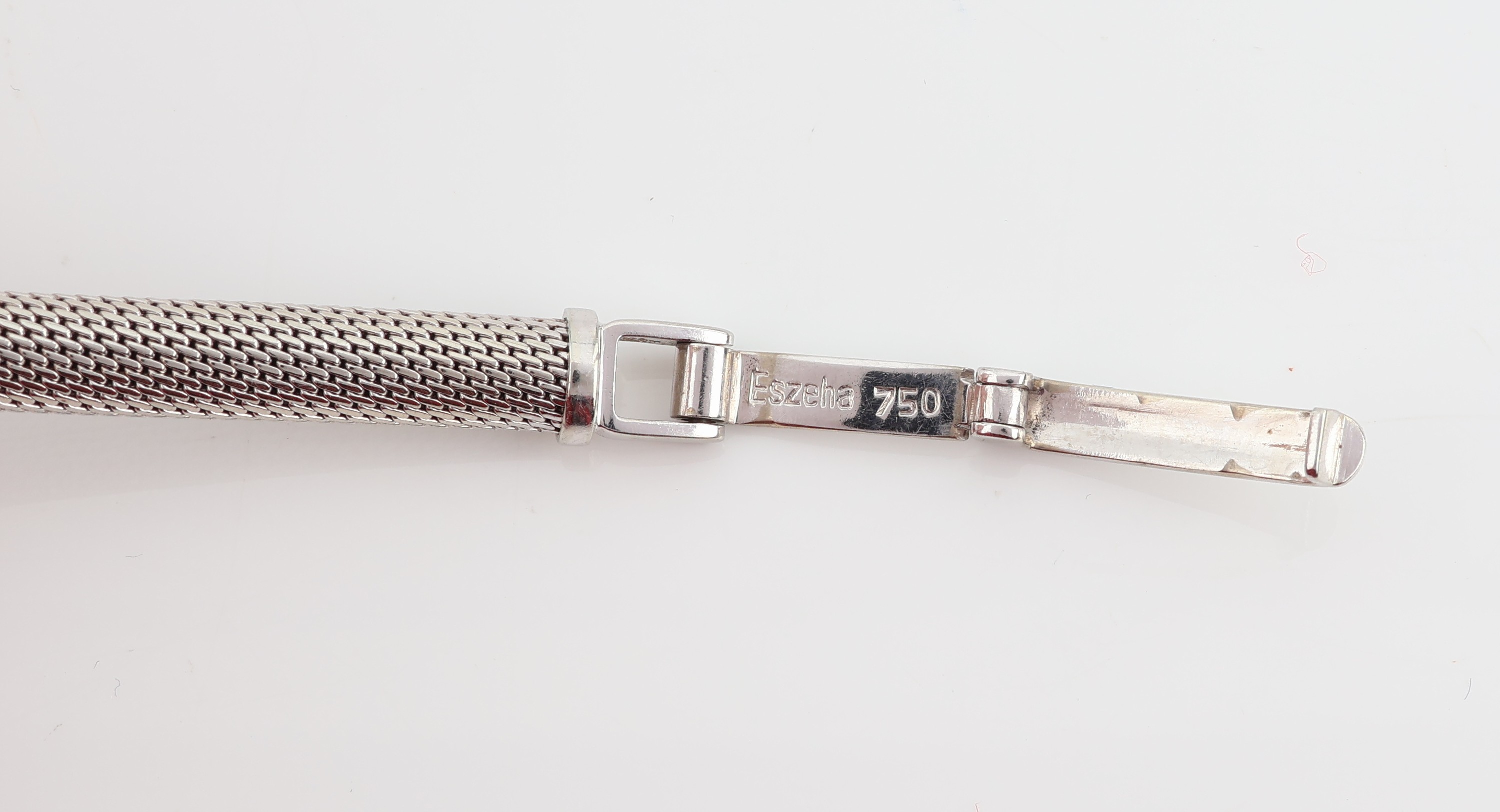 Detail d: 18 kt Gold Rubin-Diamant-Armband, WG 750/000, Mittelteil mit rundfacett. Rubin ca. 5.80 ct (beh.), 68 Brillanten und 8/8- Diamanten zus. ca. 2.00 ct ...