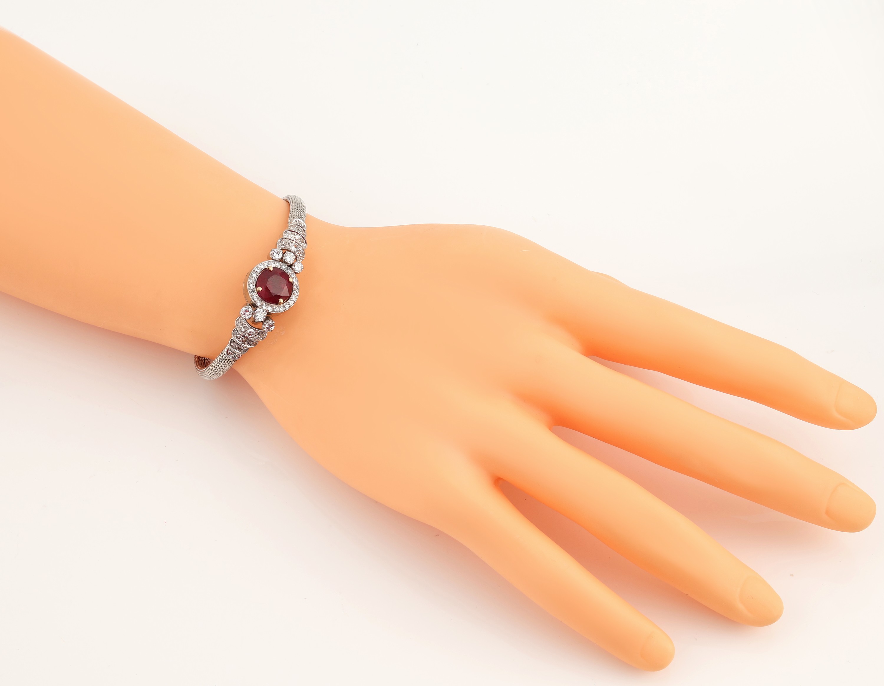 Detail e: 18 kt Gold Rubin-Diamant-Armband, WG 750/000, Mittelteil mit rundfacett. Rubin ca. 5.80 ct (beh.), 68 Brillanten und 8/8- Diamanten zus. ca. 2.00 ct ...