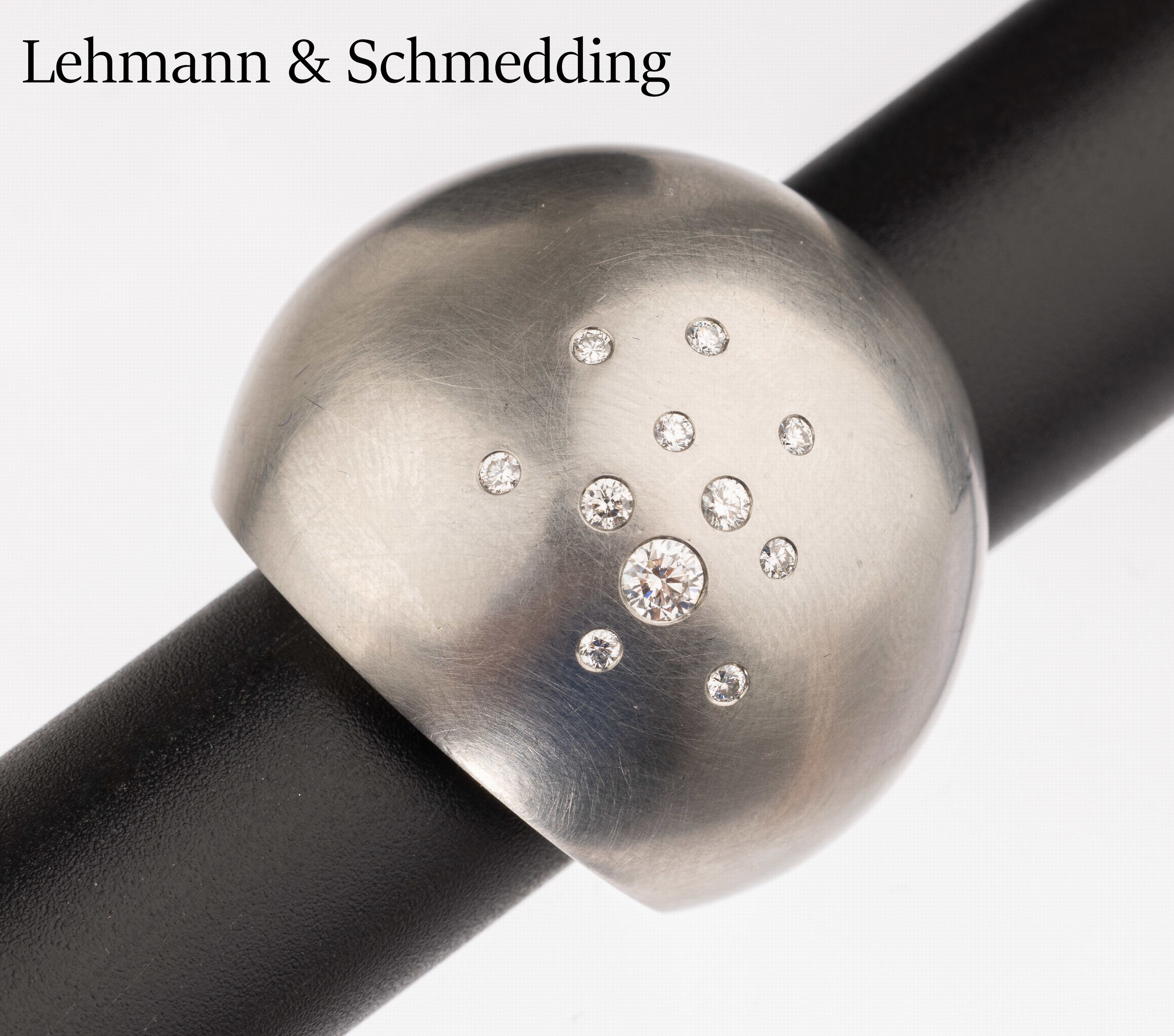 Designer Brillant-Ring, Edelstahl, Modell "Marylin", bombiert, 11 Brillanten zus. ca. 0.39 ct Weiß/si, RW 59, Anfertigung durch Lehmann & ...