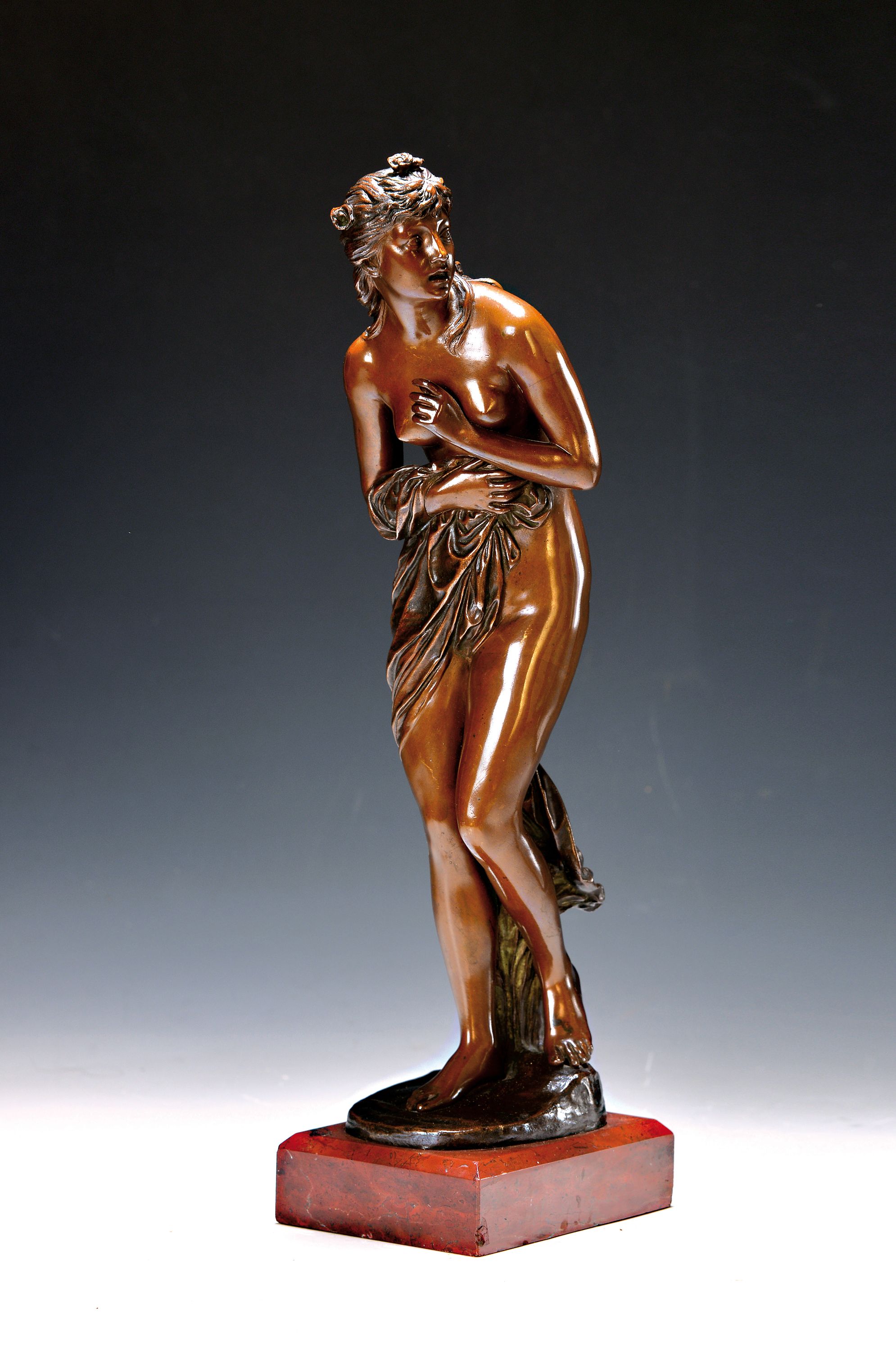 Alexander Calandrelli, 1834 - Berlin - 1903 Lankwitz, stehender Frauenakt mit Tuch, "Venus", Bronze patiniert, roter Marmorsockel, H. 33/36 ...