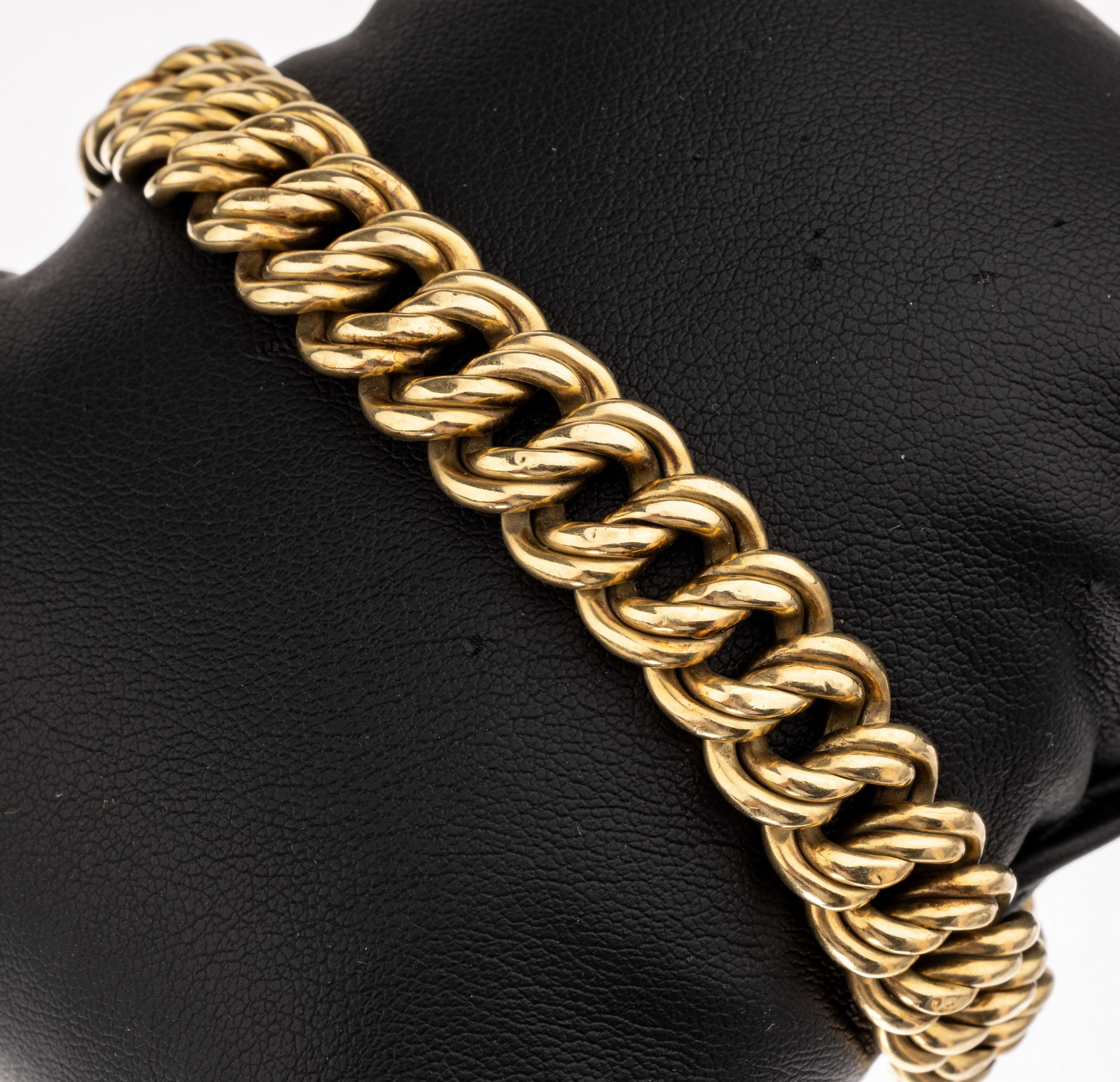 14 kt Gold Armband, GG 585/000, ineinander verschlungene Glieder, L. ca. 21.5 cm, Kastenschloss mit 2 Sicherheitsachten, ca. 26.5 g