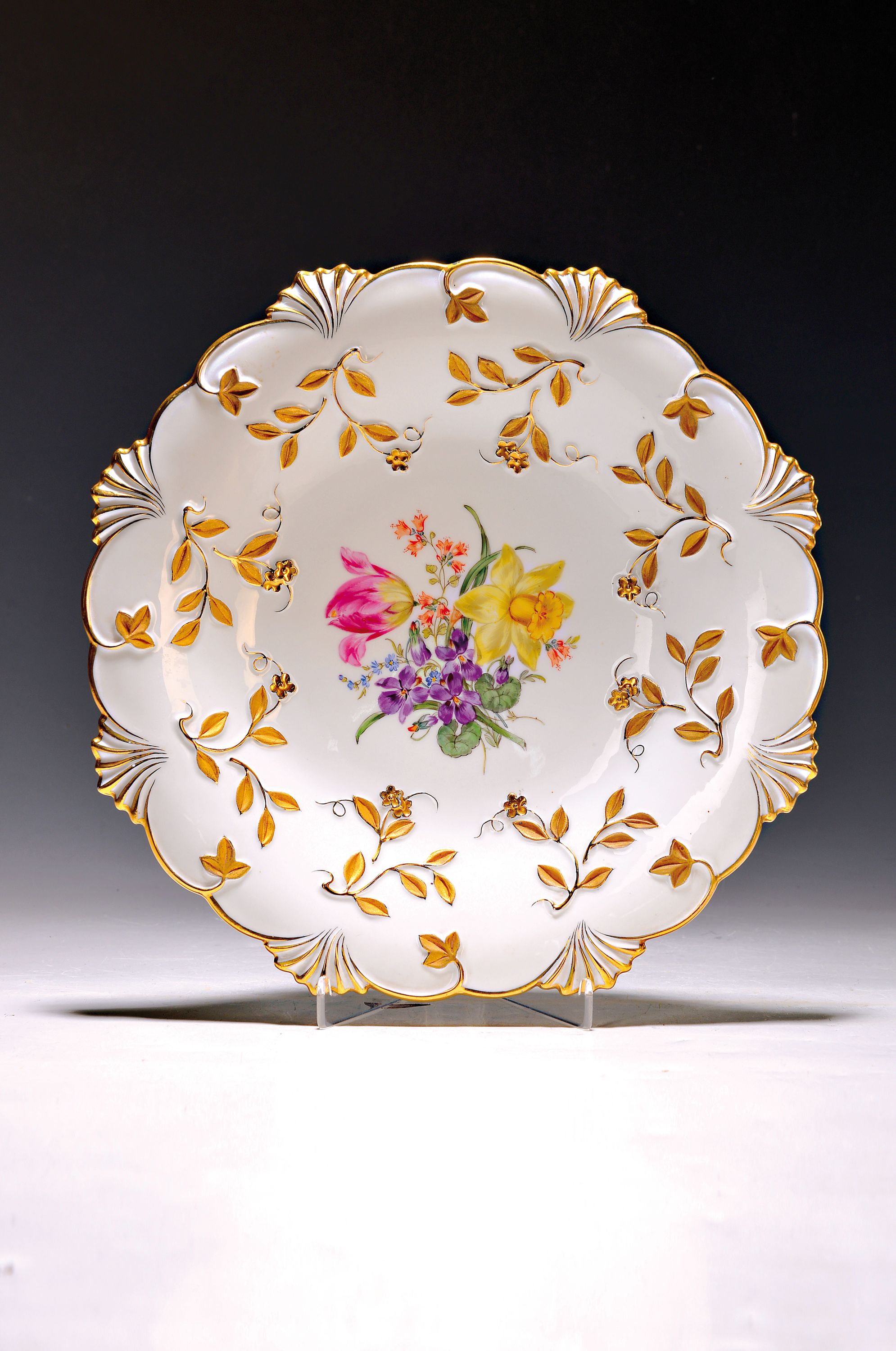 Prunkteller, Meissen, Pfeifferzeit, 1920/30er -Jahre, Porzellan, vielpassige Form mit Fächermotiven, reiche Goldstaffage aus Blüten und Blattwerk, ...