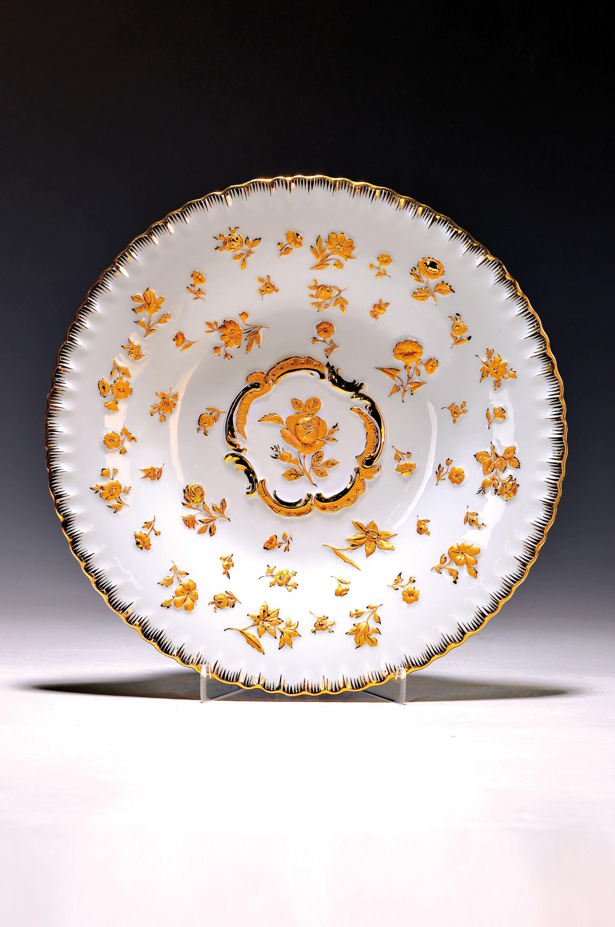 Prunkteller, Meissen, 20.Jh., Porzellan, vergoldeter Reliefdekor mit Streublumen, D. 28cm