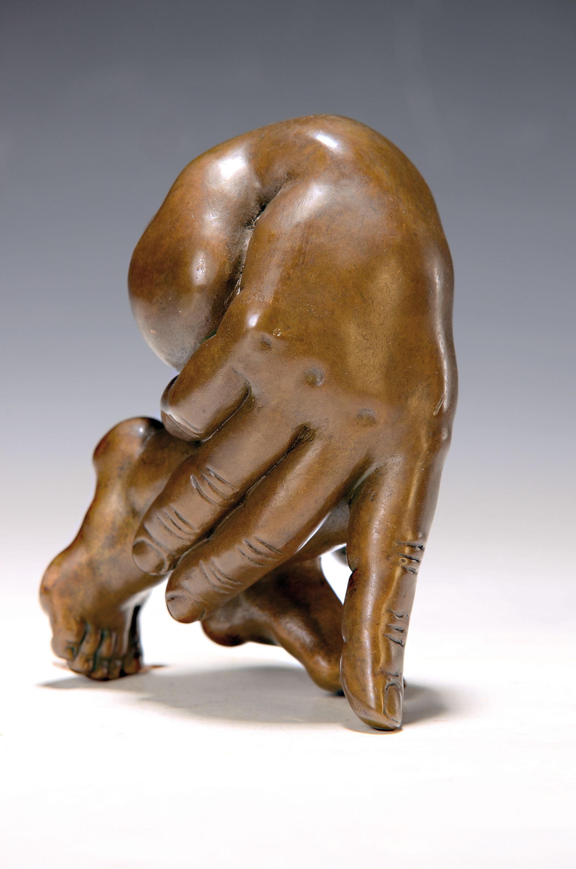 Michael Schwarze, geb. 1939 Krefeld, Handfüsser/Handmensch, Bronze patiniert, num. 21/50, 14.5 x 10 cm