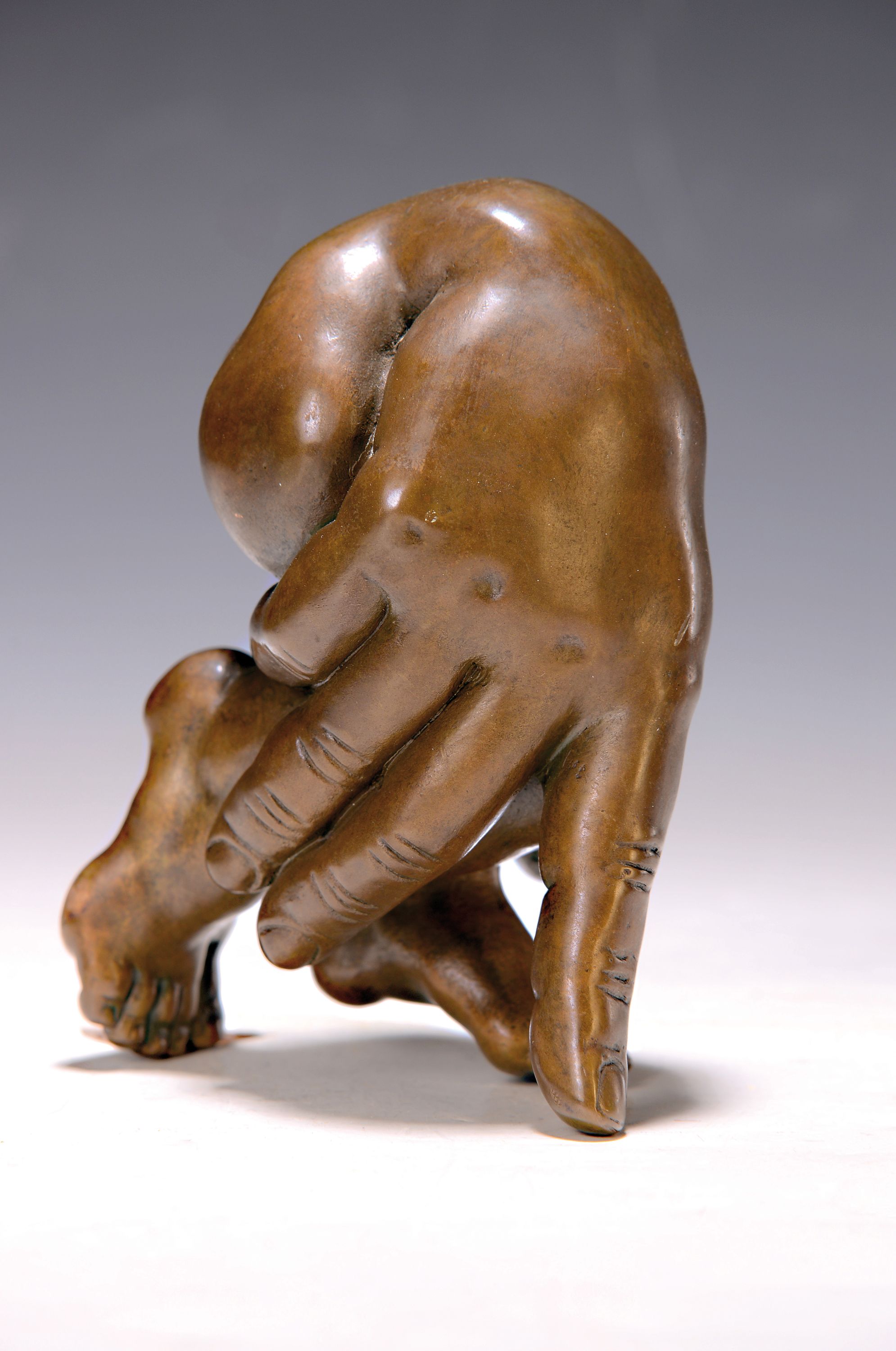 Detail k: Michael Schwarze, geb. 1939 Krefeld, Handfüsser/Handmensch, Bronze patiniert, num. 21/50, 14.5 x 10 cm