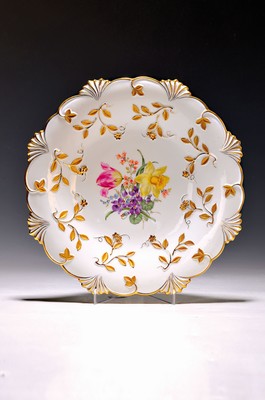 Image 26760554 - Ceremonial plate, Meissen, Pfeiffer period, 1920/30s, porcelain, varied shape with fan motifs, rich gold decoration of flowers and foliage, mirror with alpine flower painting, diameter 30 cm