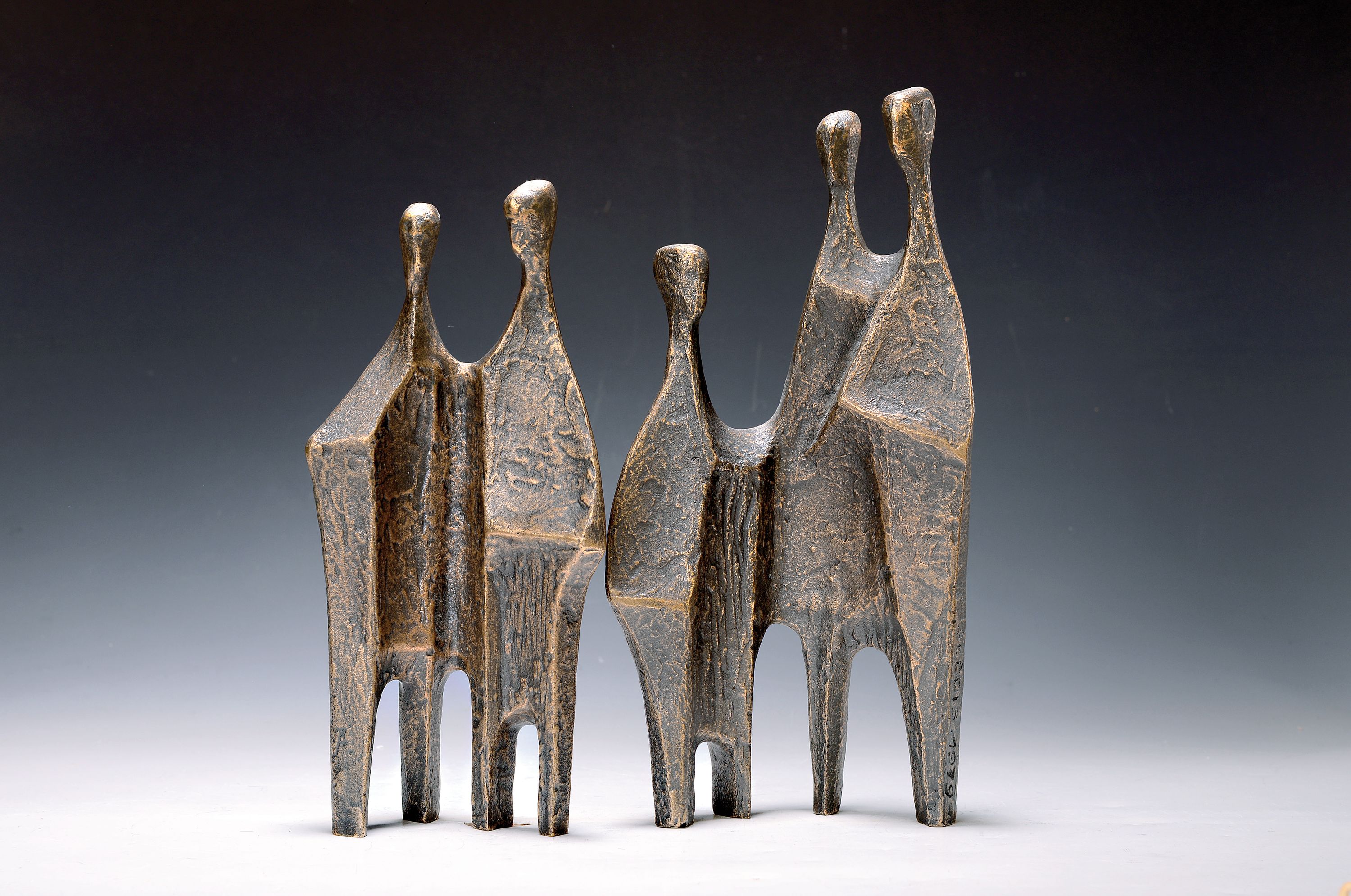 Ingrid Seddig, 1926 Vietkow - 2008 Leutenbach-Nellmersbach, zwei Bronzeskulpturen, mit Paar und Eltern mit Kind, einmal seitlich signiert und dat. ...