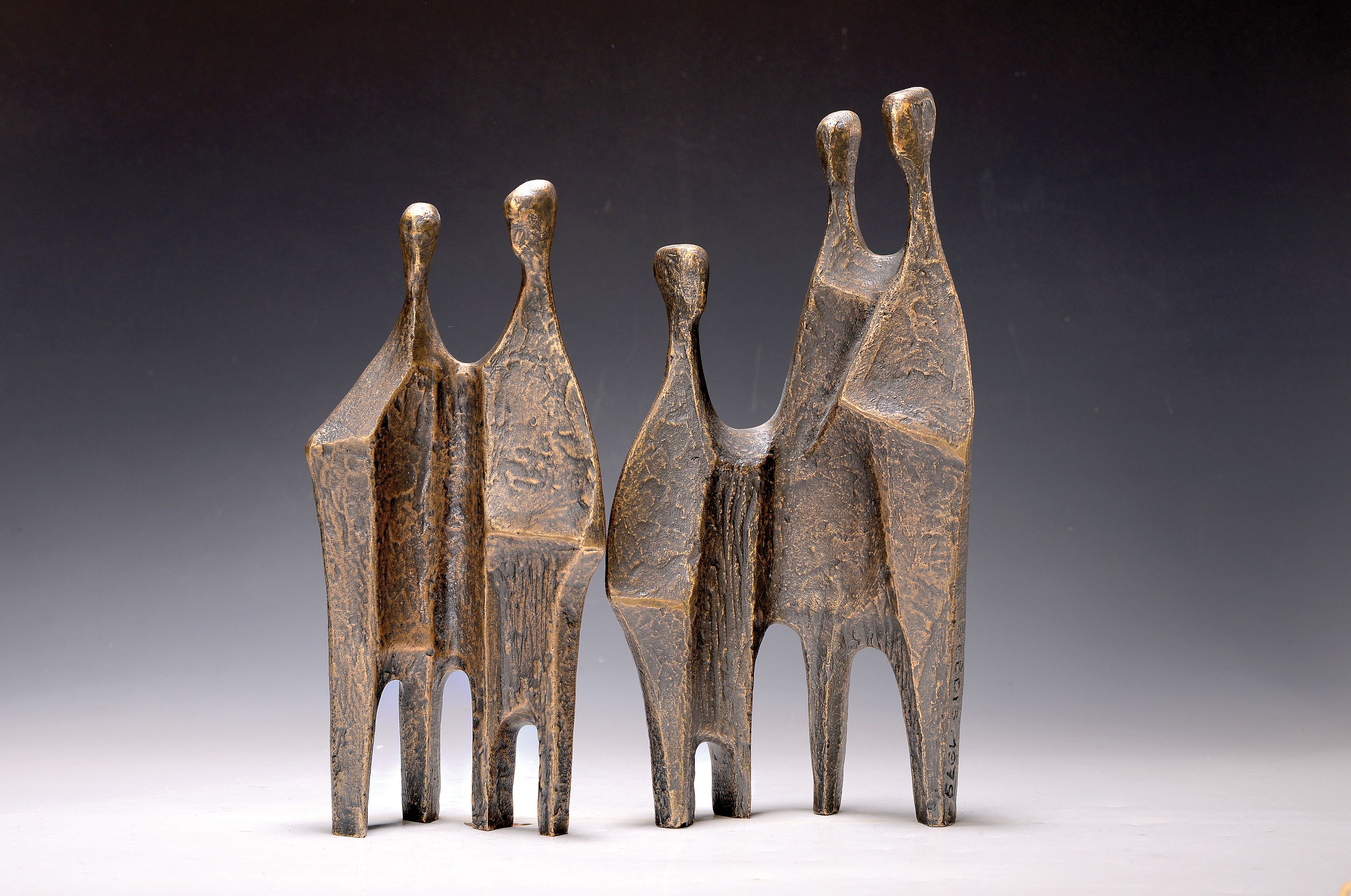 Detail k: Ingrid Seddig, 1926 Vietkow - 2008 Leutenbach-Nellmersbach, zwei Bronzeskulpturen, mit Paar und Eltern mit Kind, einmal seitlich signiert und dat. ...