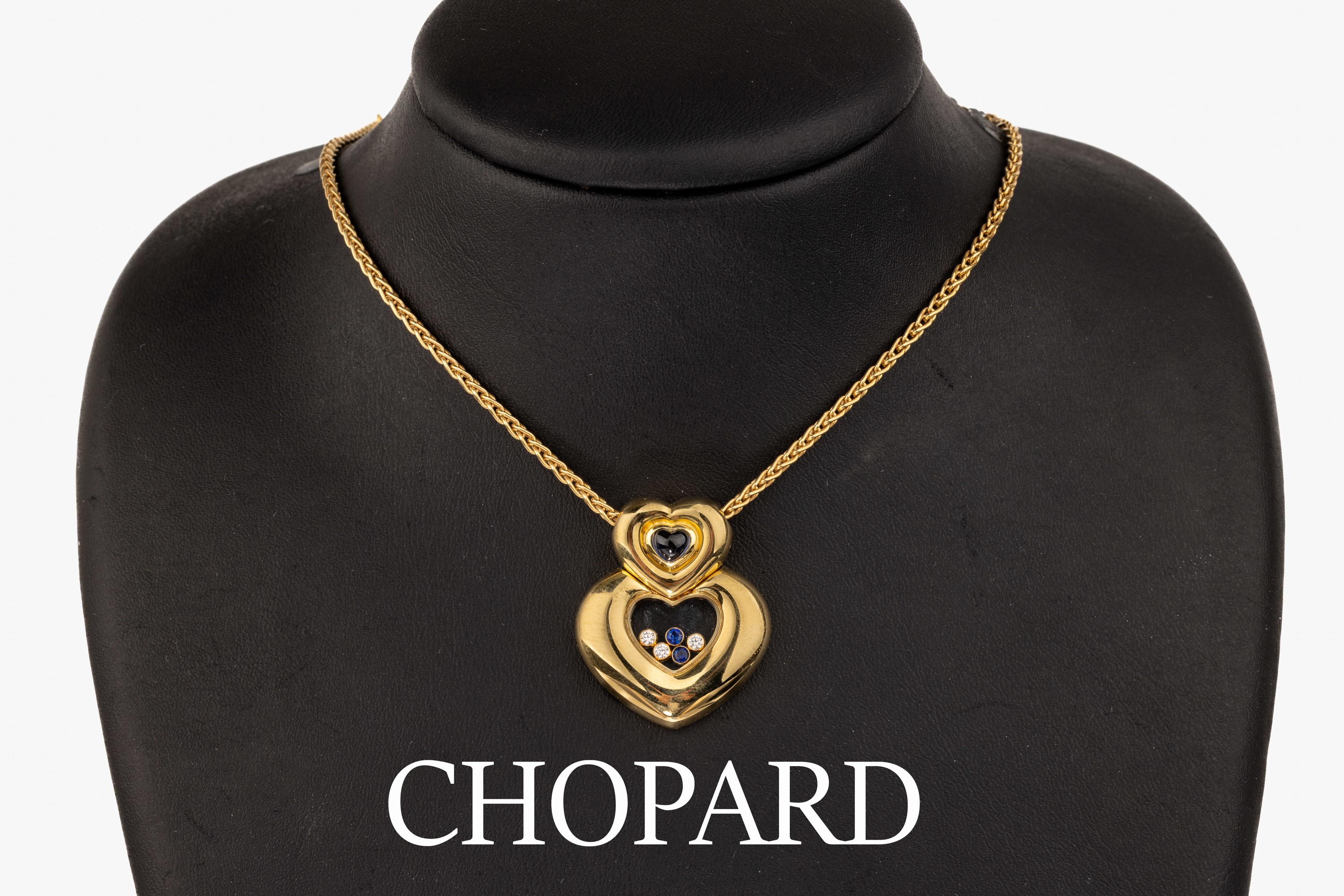 18 kt Gold CHOPARD Brillant-Saphir-Anhänger, GG 750/000, aus der Serie Happy Diamonds, herzf. Saphir-Cabochon ca. 0.50 ct, bewegl. hinter Glas ...
