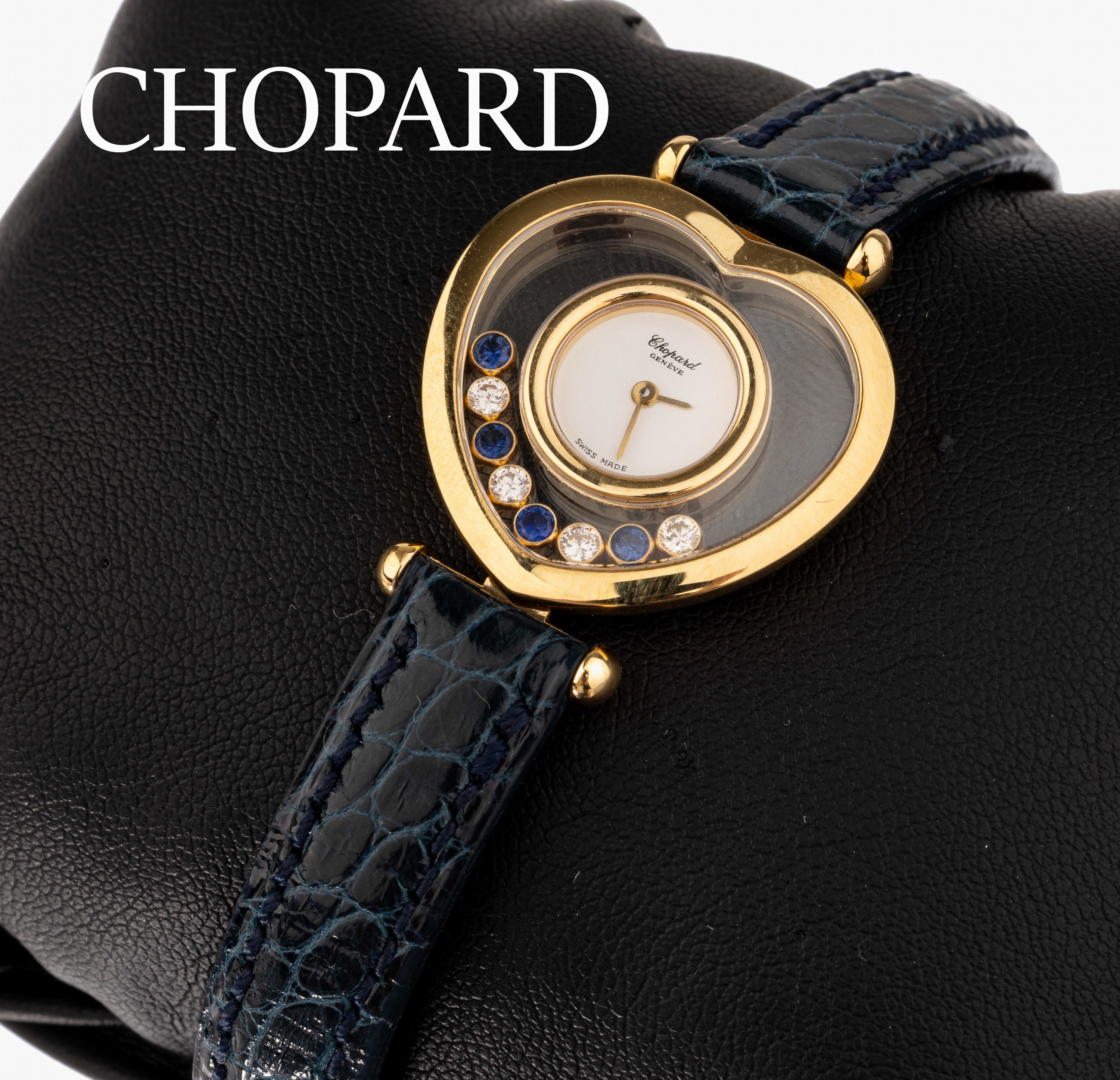 18 kt Gold CHOPARD Saphir-Brillant- Damenschmuckuhr, GG 750/000, Serie Happy Diamond, Gehäuse herzf., Quarz, bewegl. hinterGlas gefasst 4 ...